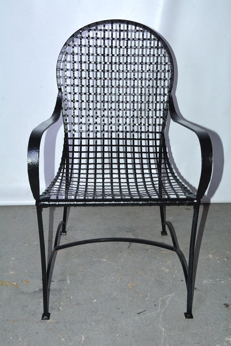 Fin du 20e siècle Paire de fauteuils d'extérieur modernes en métal et table basse en fil métallique en vente