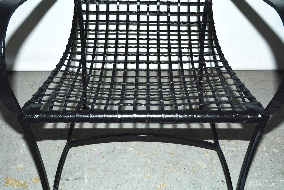 Paire de fauteuils d'extérieur modernes en métal et table basse en fil métallique en vente 2