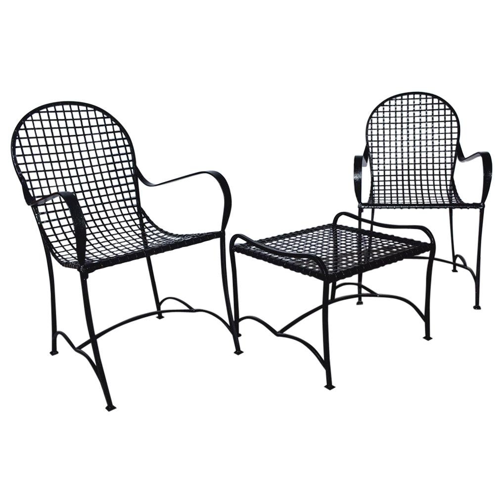 Paire de fauteuils d'extérieur modernes et table basse en vente