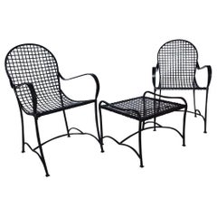 Paire de fauteuils d'extérieur modernes en métal et table basse en fil métallique