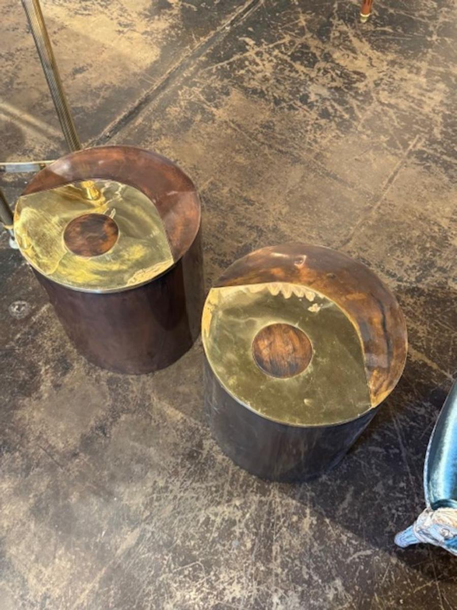 Cette paire de tables d'appoint modernes présente un design épuré inspiré par Paul Evans, connu pour ses créations de mobilier innovantes. Les tables sont fabriquées en bois poli avec un design 