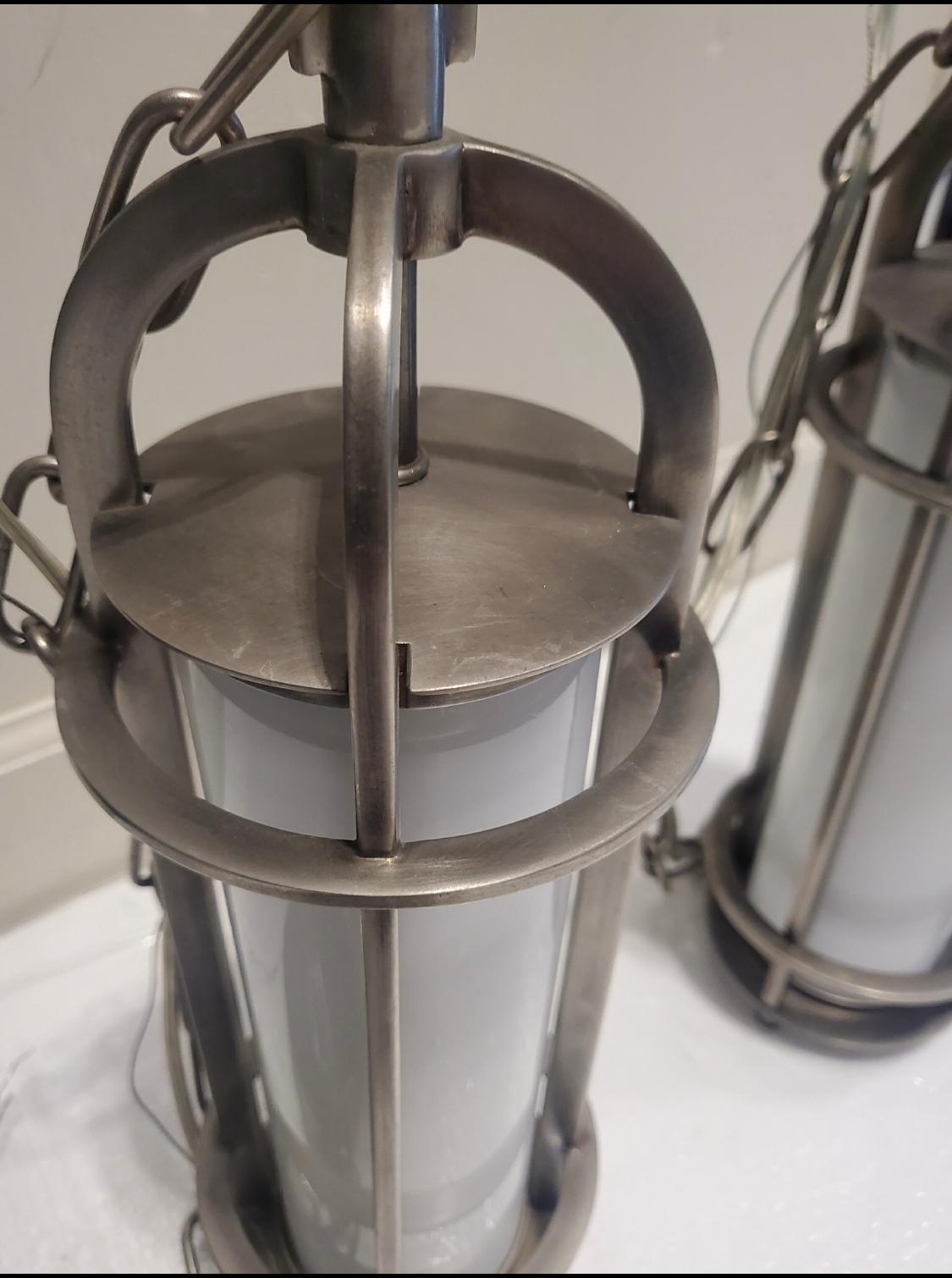 Coppia di lampade a sospensione moderne.