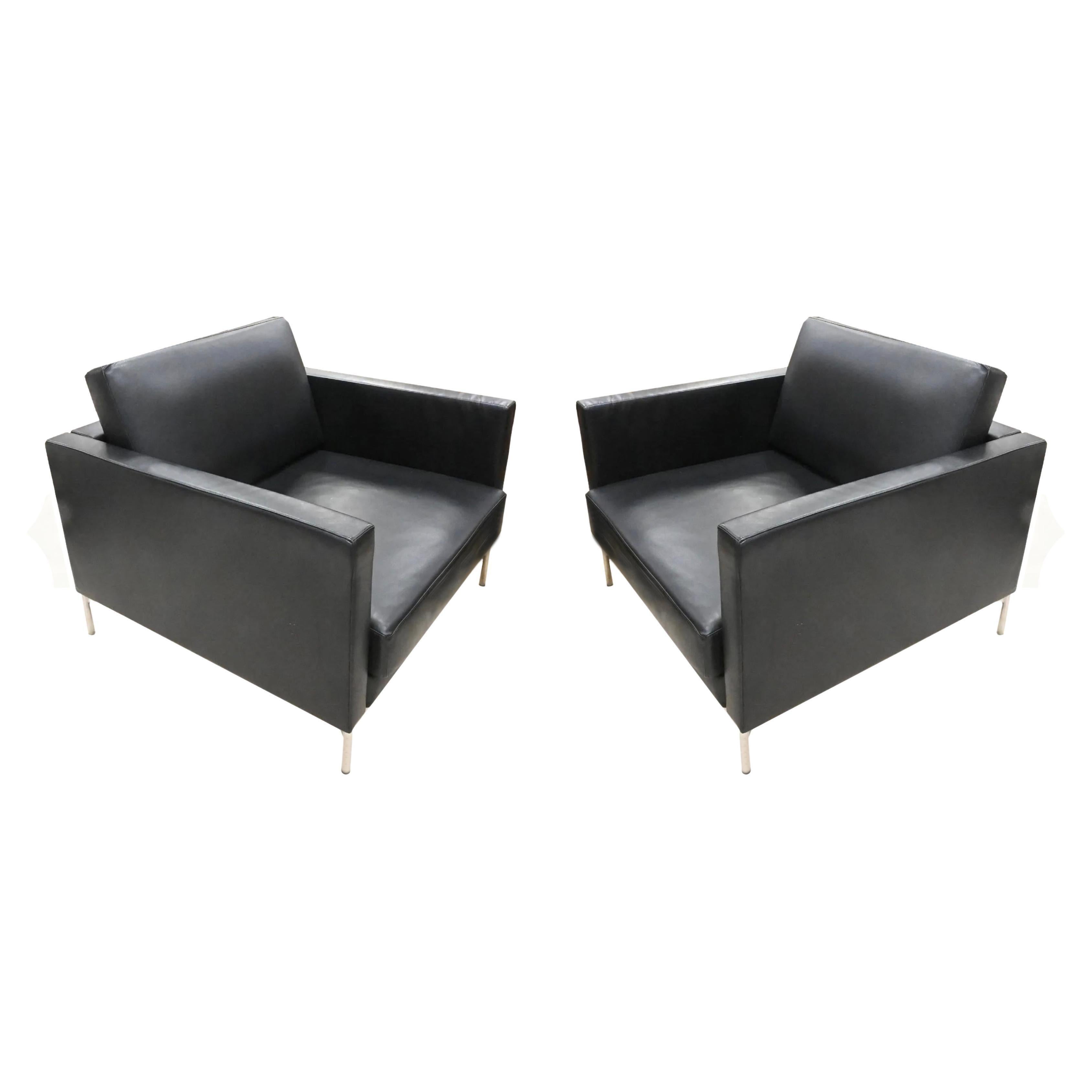 Chaise moderne d'occasion Piero Lissoni for Knoll Divina Club Lounge Chair en cuir noir. Des lignes épurées et un confort exceptionnel caractérisent la chaise longue Divina de l'Italien Piero Lissoni. De généreux accoudoirs enveloppent entièrement