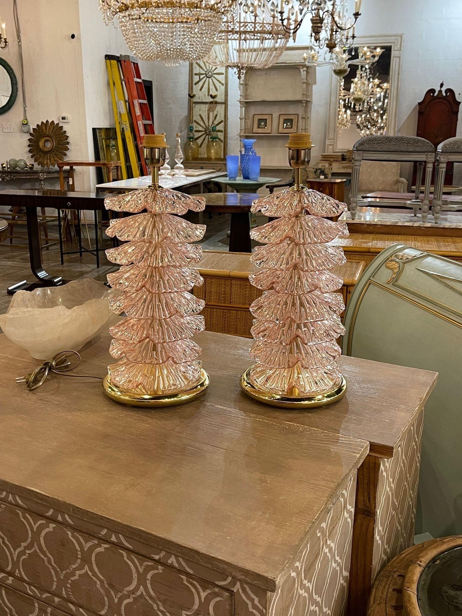 Stilvolles Paar moderner Lampen aus rosa Murano-Glas und Messing mit geriffeltem Glas. Erzeugt ein wunderschönes, gehobenes Aussehen! 