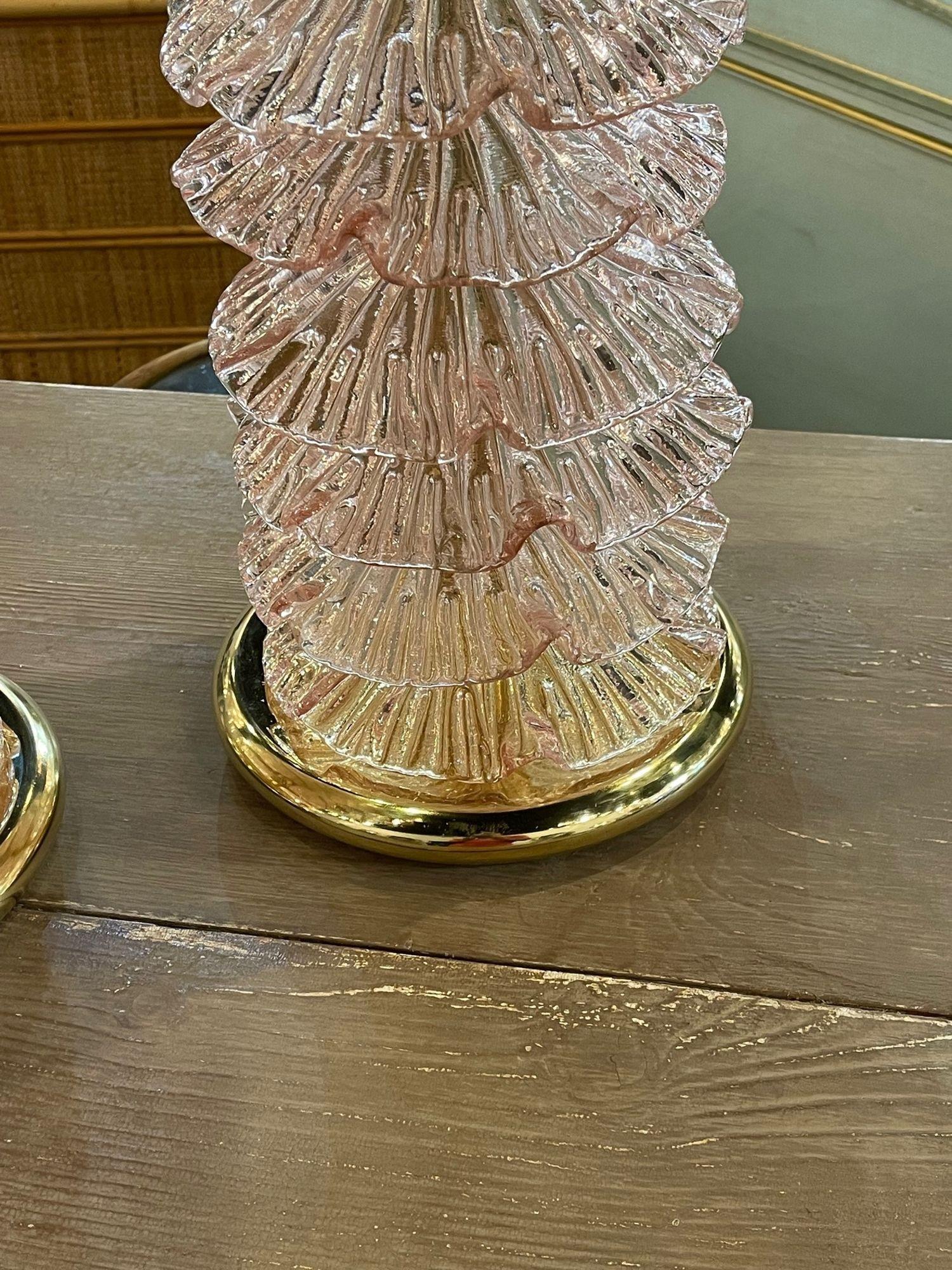 Paar moderne Lampen aus rosa Murano-Glas und Messing (21. Jahrhundert und zeitgenössisch) im Angebot