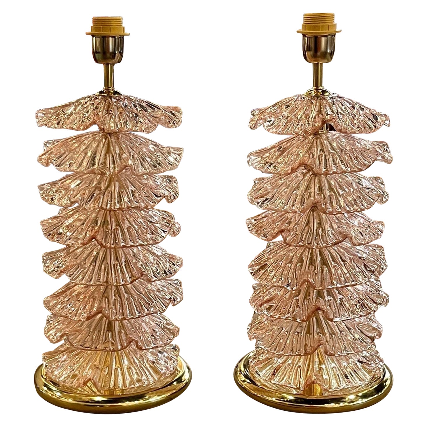 Paar moderne Lampen aus rosa Murano-Glas und Messing im Angebot