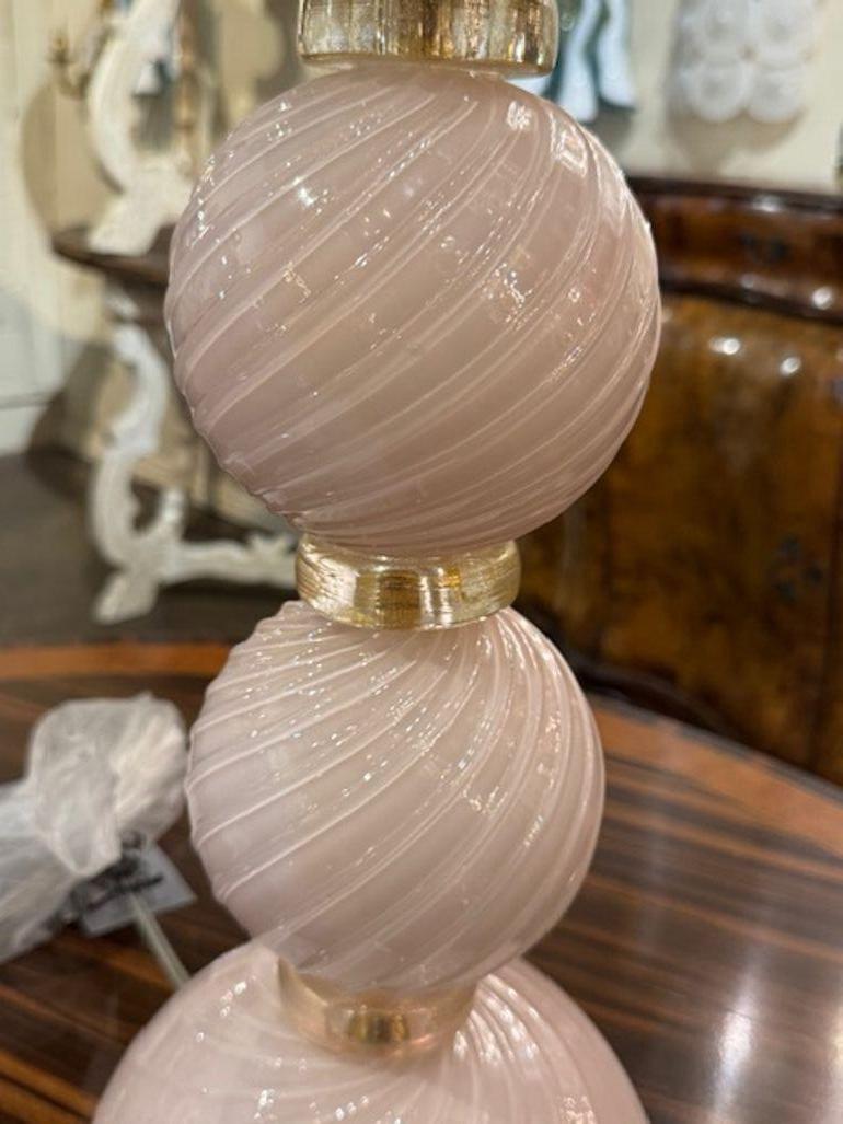 Sehr hübsches Paar rosa Murano-Glaslampen in einem subtilen rosa Farbton.  Ein elegantes Statement, das sicher Eindruck macht!  Wunderbar!
8b x 23h
