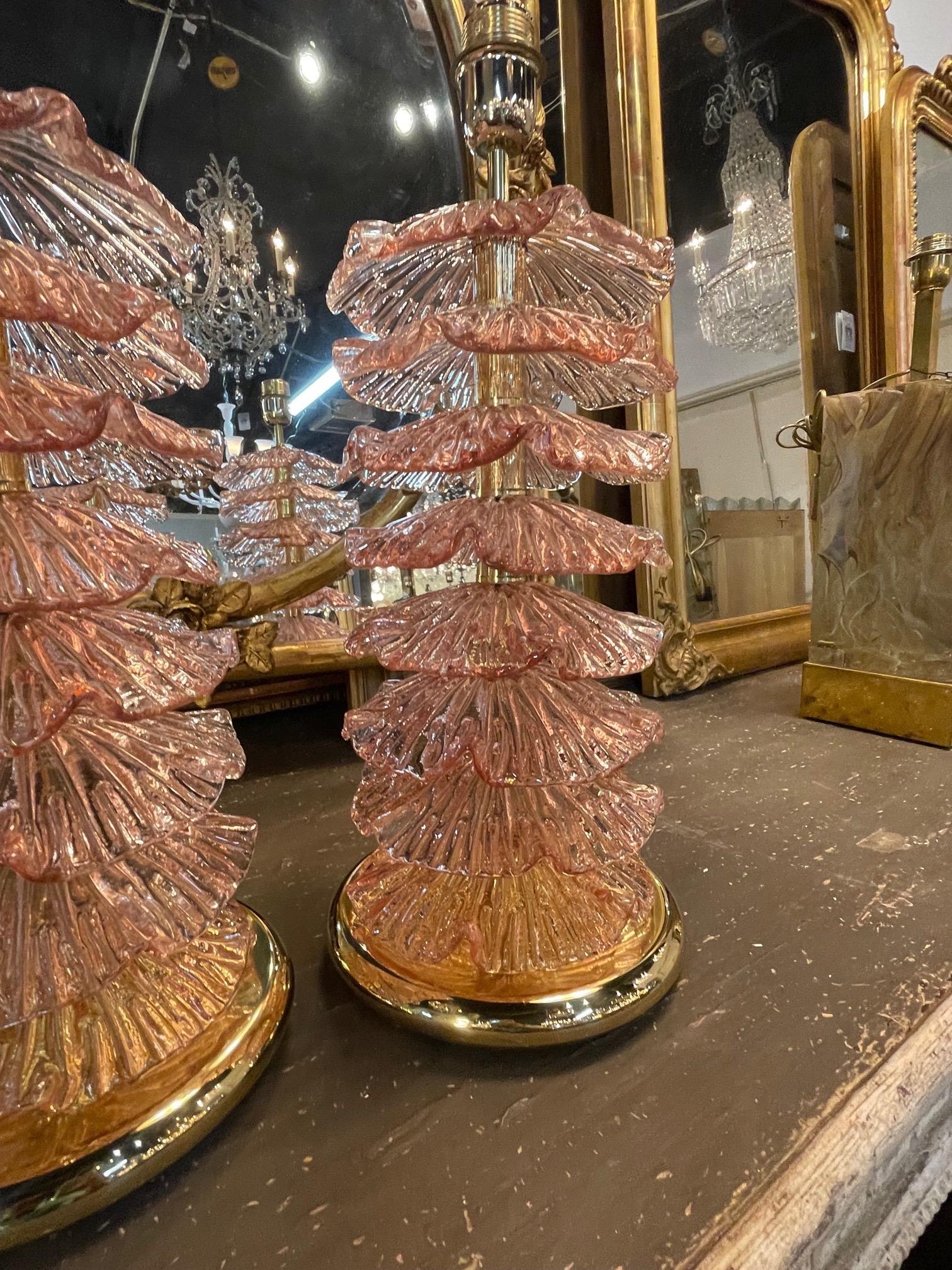 XXIe siècle et contemporain Paire de lampes à volants modernes en verre de Murano rose en couches superposées en vente