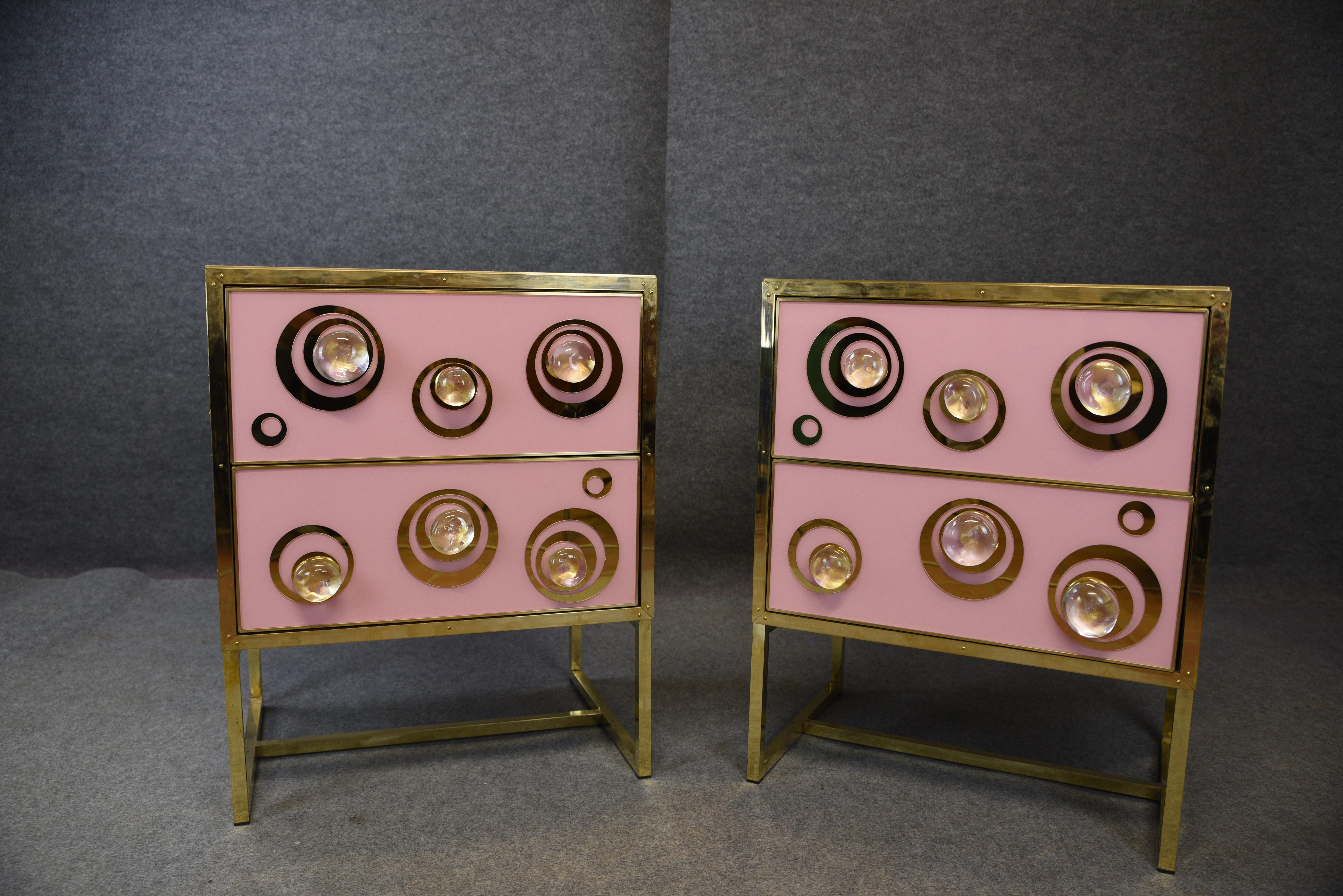 Pareja de Mesillas de Noche Modernas Rosa con Esferas de Murano y Patas de Latón Disponibles Moderno en venta