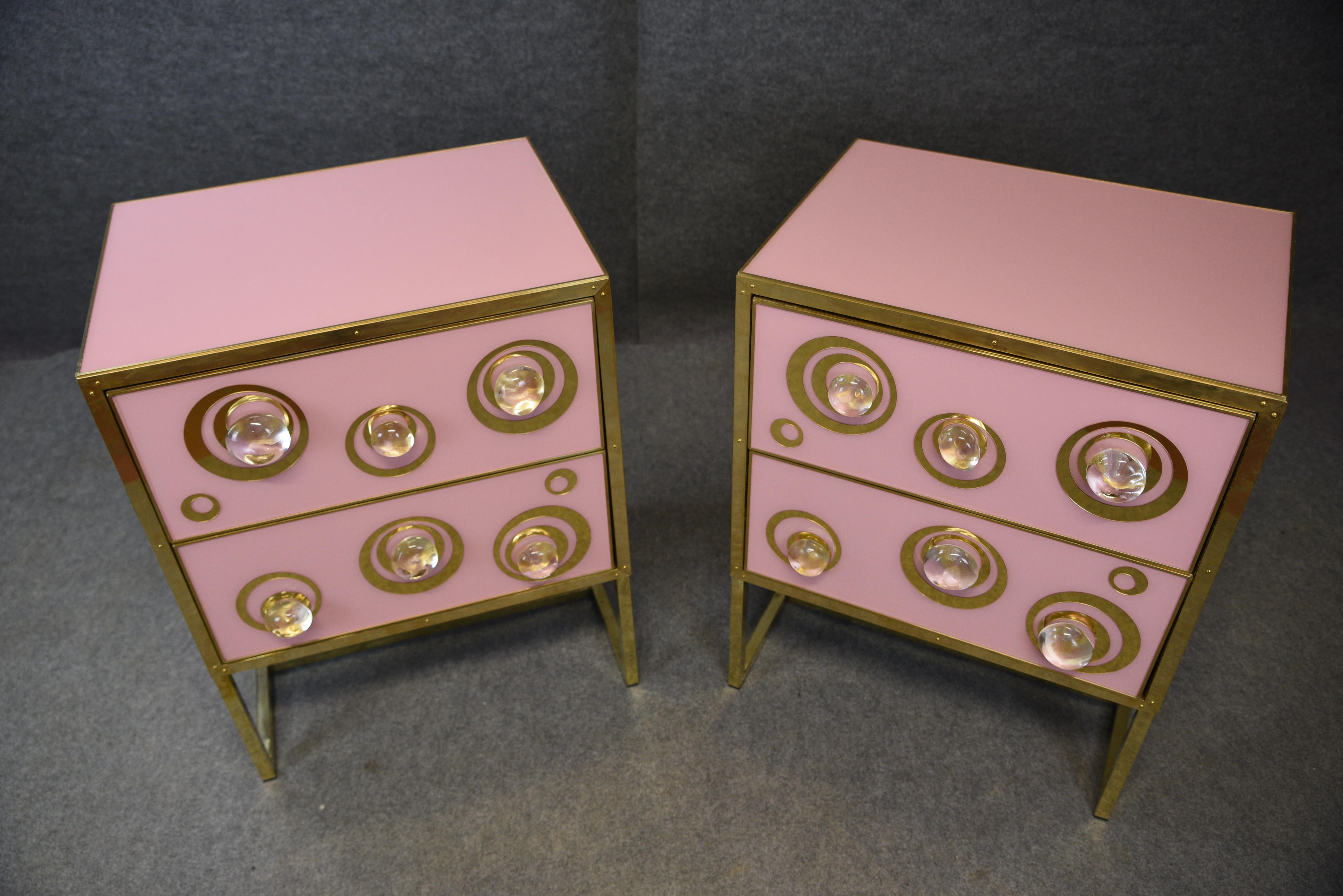 Pareja de Mesillas de Noche Modernas Rosa con Esferas de Murano y Patas de Latón Disponibles Italian en venta