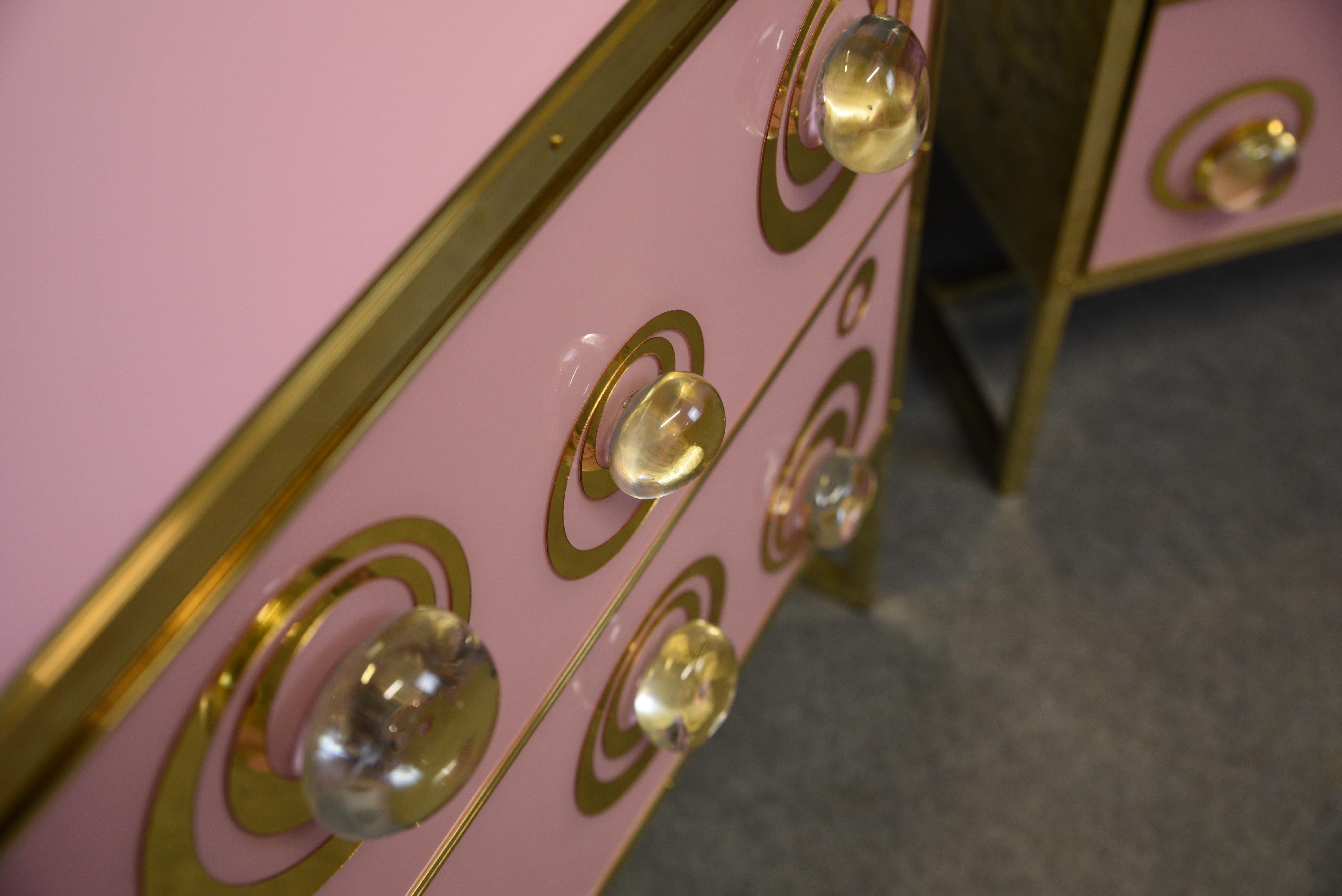 Pareja de Mesillas de Noche Modernas Rosa con Esferas de Murano y Patas de Latón Disponibles Biselado en venta