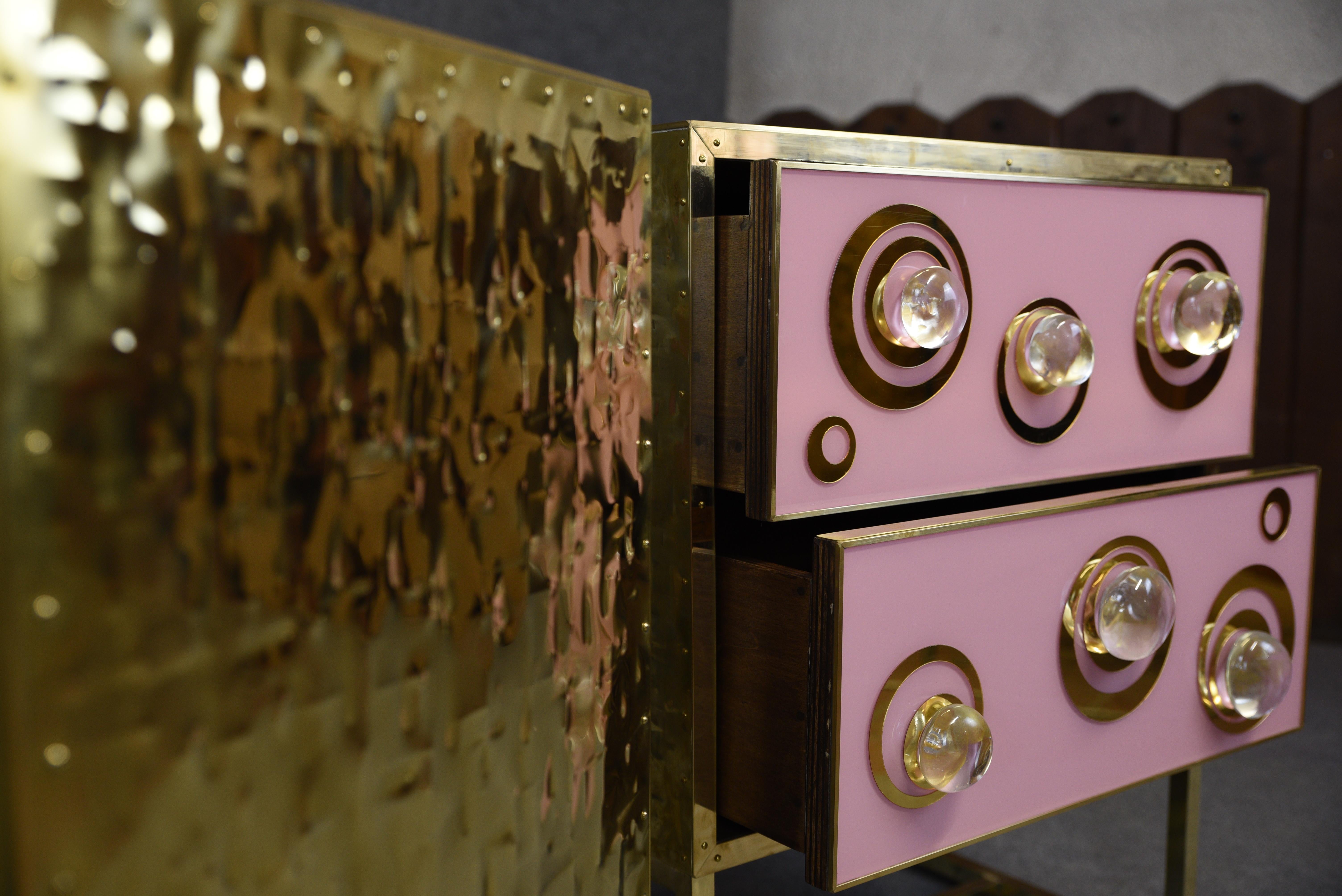 Pareja de Mesillas de Noche Modernas Rosa con Esferas de Murano y Patas de Latón Disponibles Contemporáneo en venta