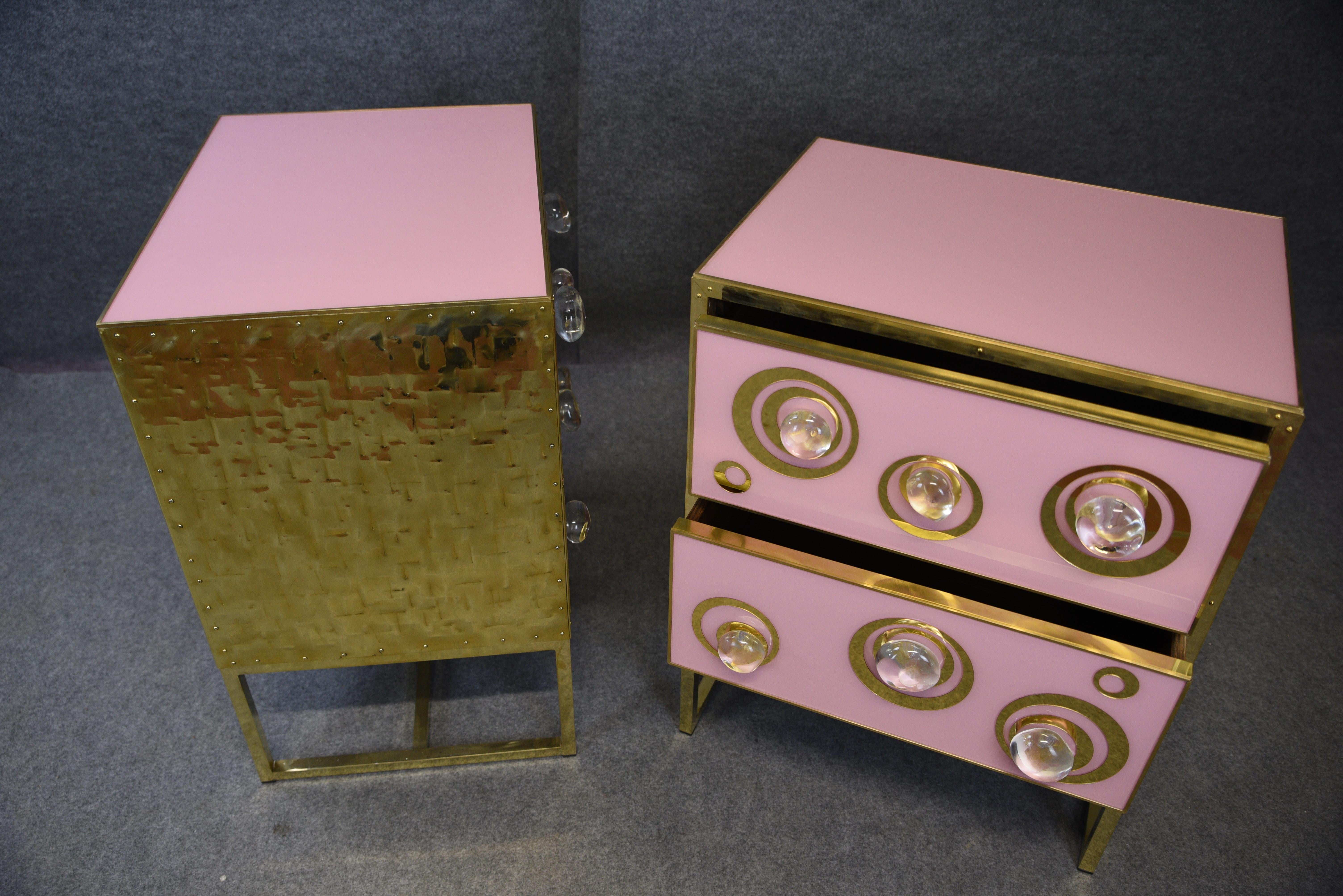 Pareja de Mesillas de Noche Modernas Rosa con Esferas de Murano y Patas de Latón Disponibles en venta 1