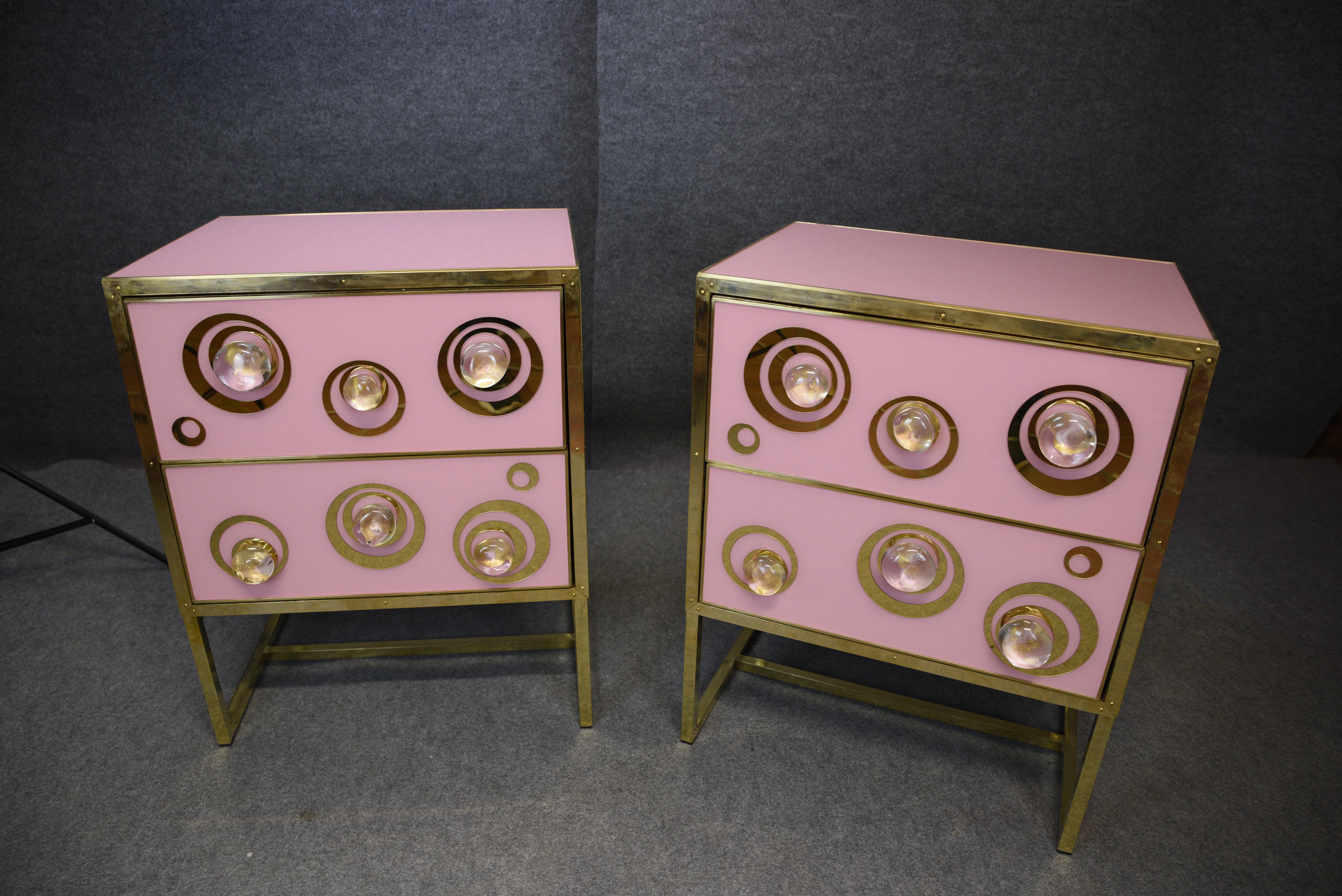 Pareja de Mesillas de Noche Modernas Rosa con Esferas de Murano y Patas de Latón Disponibles en venta 2