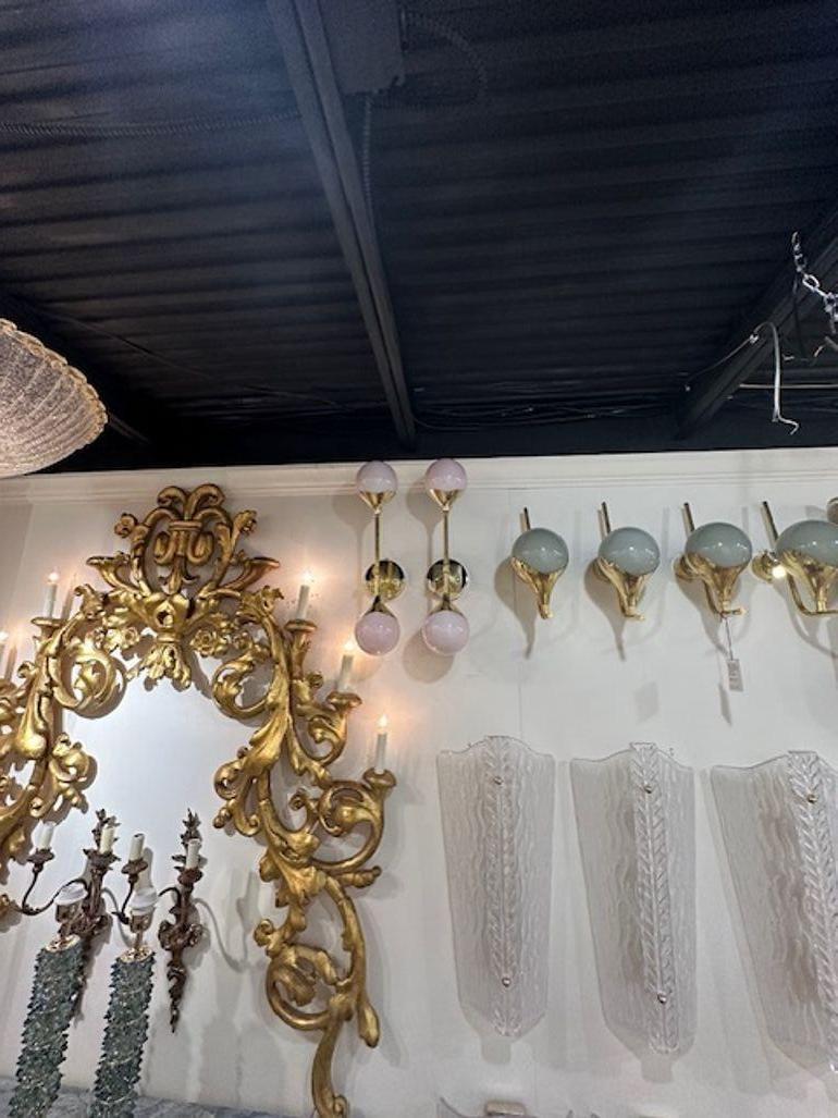 Pareja de apliques modernos de cristal de Murano rosa perlado y latón Italiano en venta