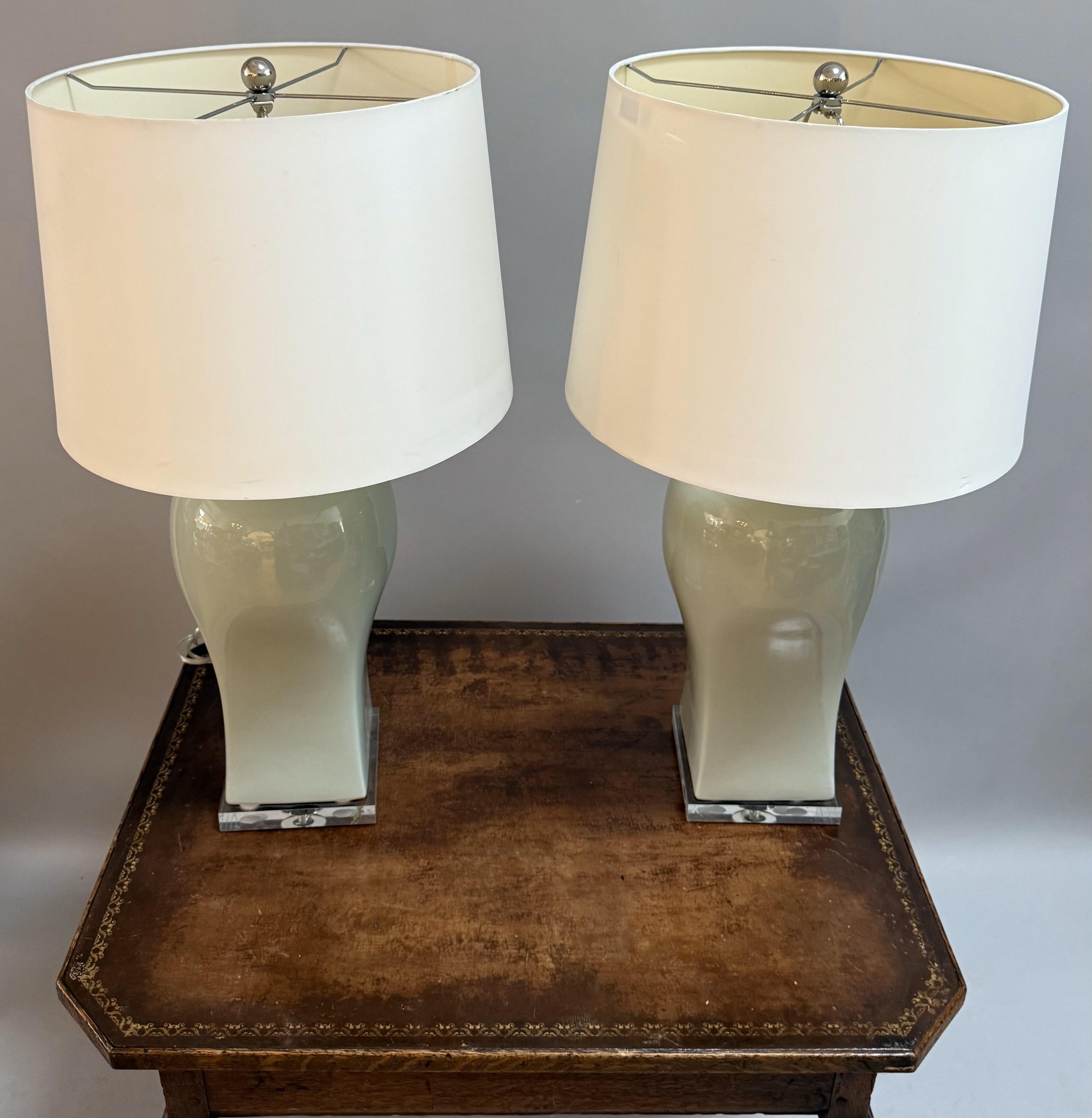 Dieses raffinierte Paar moderner Tischlampen aus glasiertem Porzellan in einem sanften Celadon-Ton verleiht Ihrem Interieur eine besondere Note. Jede Leuchte hat eine anmutig geschwungene Silhouette, die von klassischen chinesischen Balustervasen