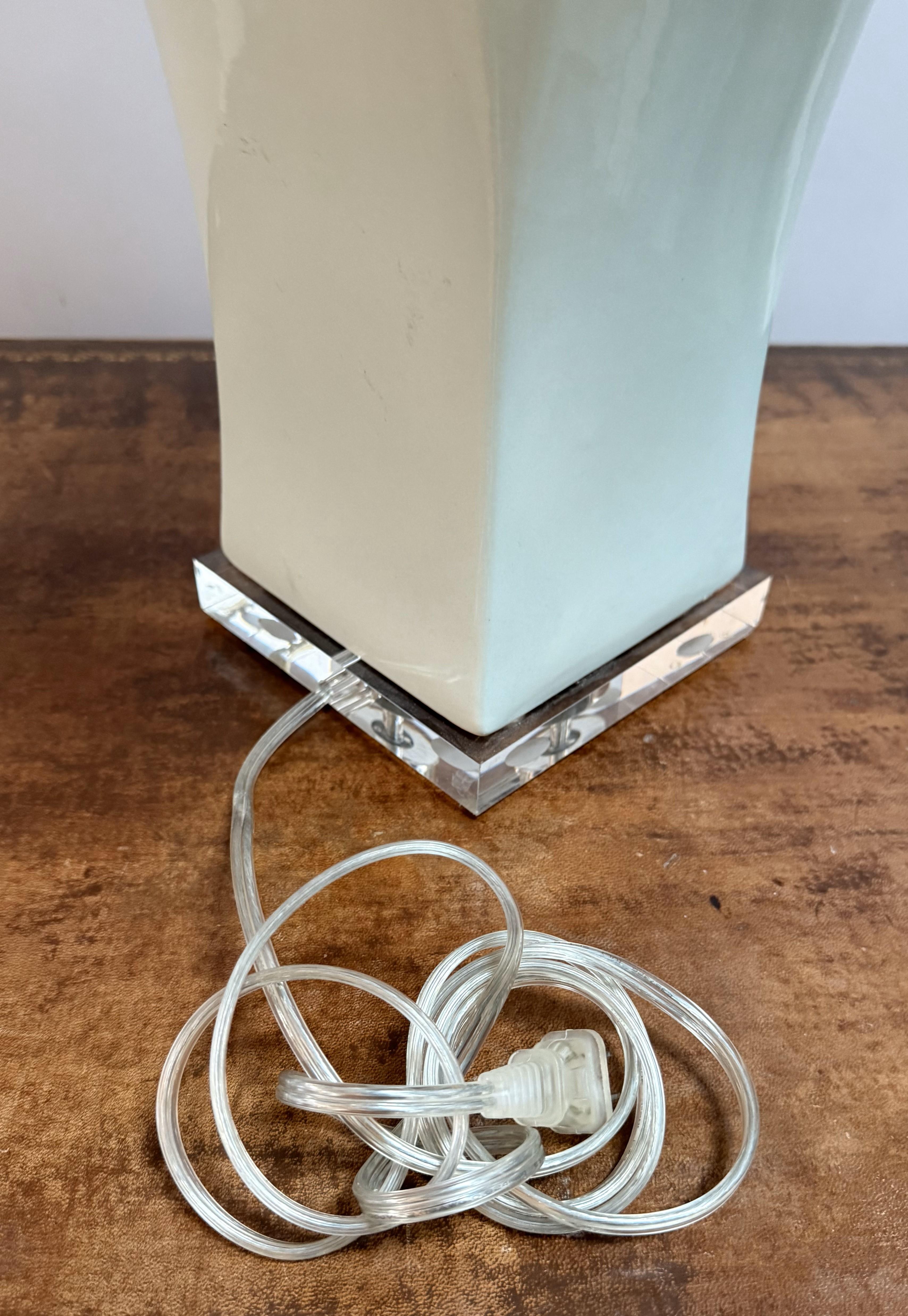 Ein Paar moderne Porzellanlampen auf Acrylsockeln mit weißen Papierschirmen (20. Jahrhundert) im Angebot