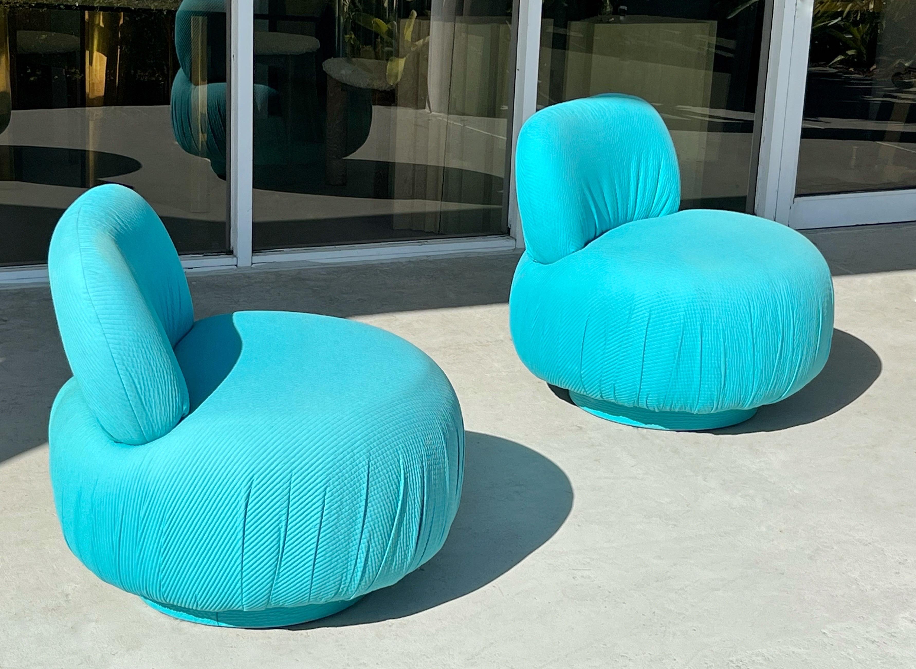 Paire de chaises longues pivotantes modernes en forme de peluche Bon état à Miami, FL