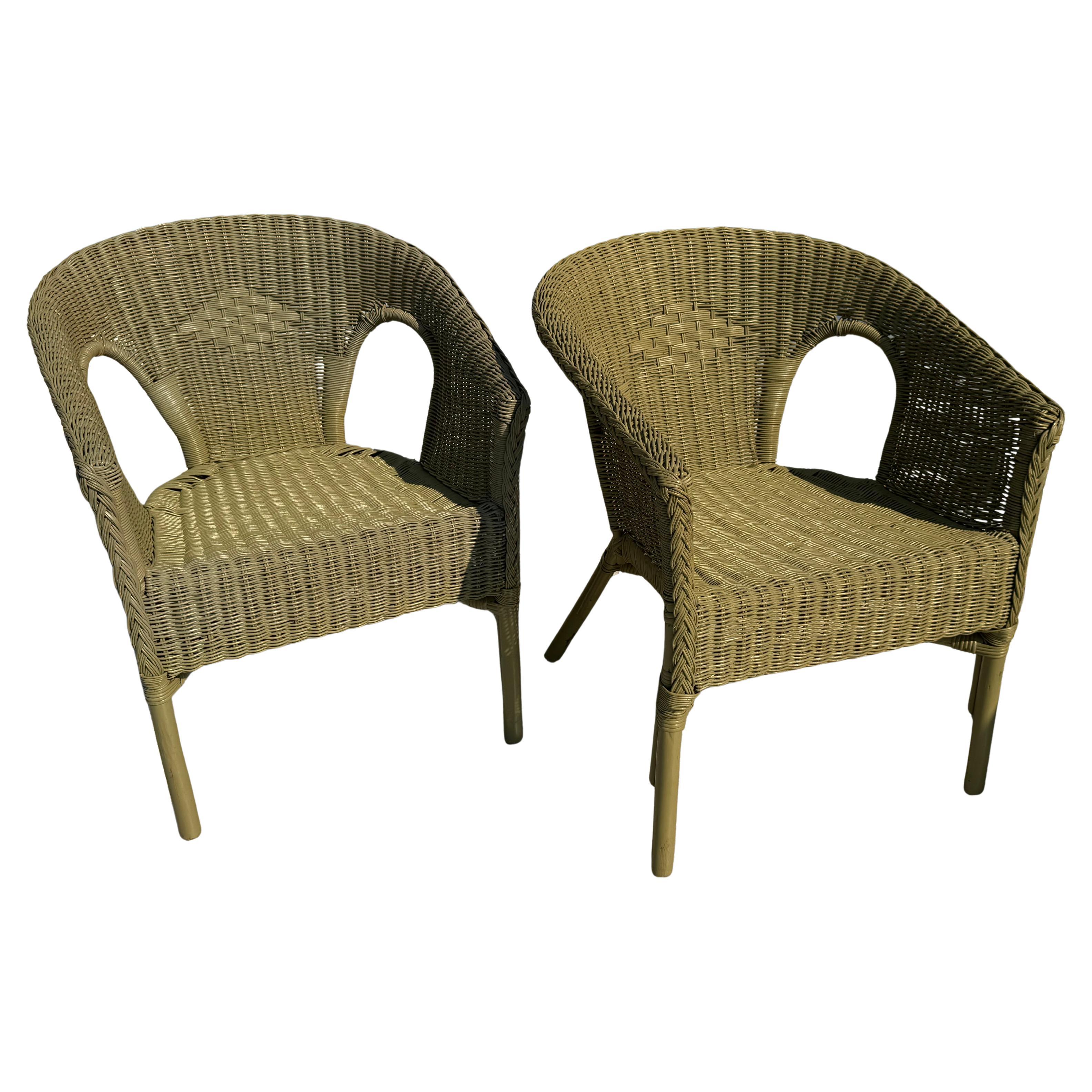 Dies ist ein schönes Paar moderner Rattan-Loungesessel.
Die Stühle können sowohl im Innen- als auch im Außenbereich eingesetzt werden.