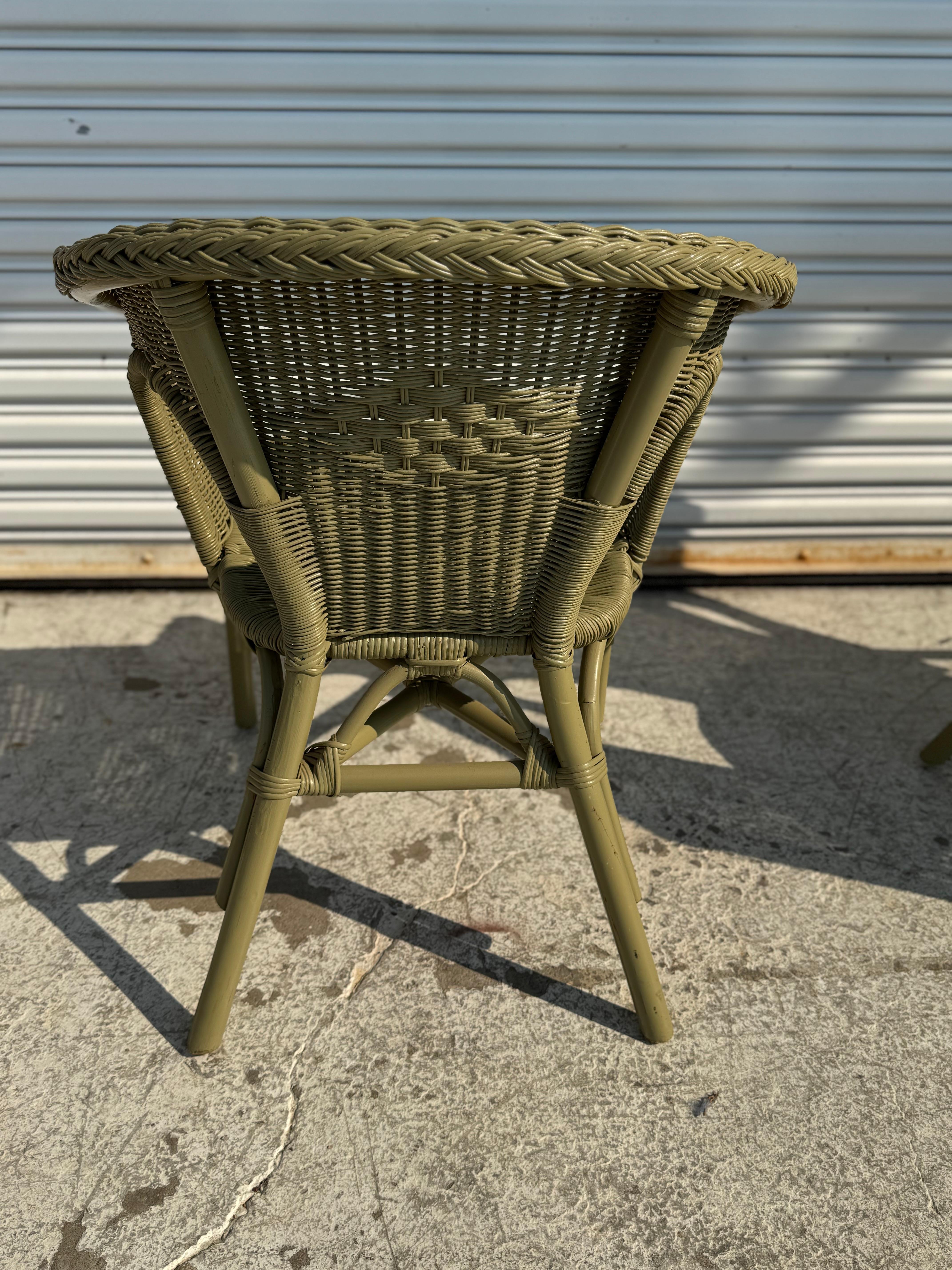 Paar moderne Rattan-Lounge-Stühle (amerikanisch) im Angebot