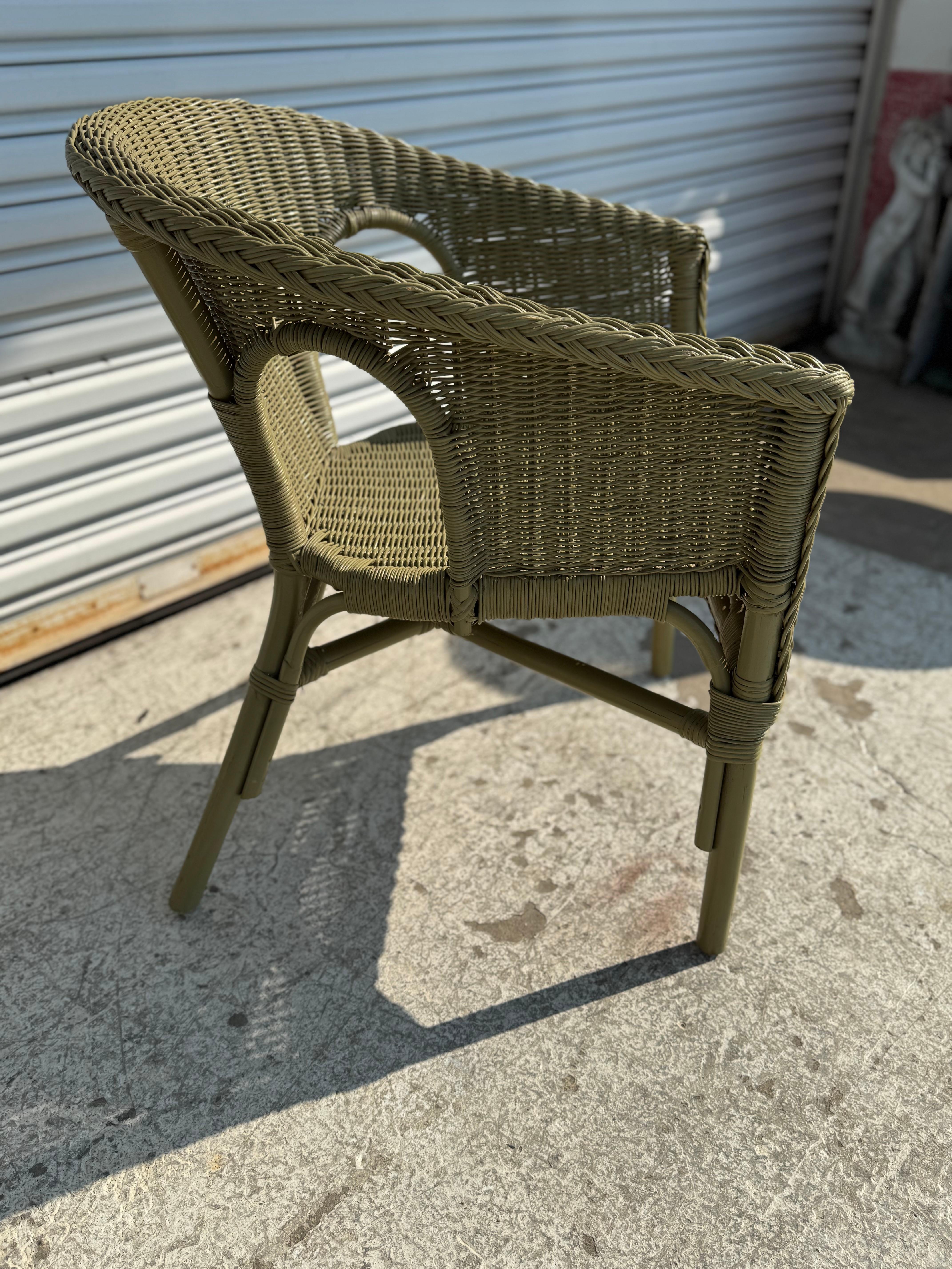 Paar moderne Rattan-Lounge-Stühle im Zustand „Gut“ im Angebot in Pasadena, TX