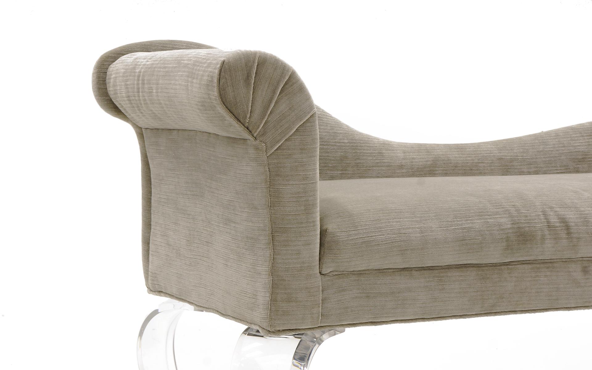Pair of Modern Recamiers, Light Gray Upholstery and Lucite Sculptural Legs In Good Condition In Kansas City, MO