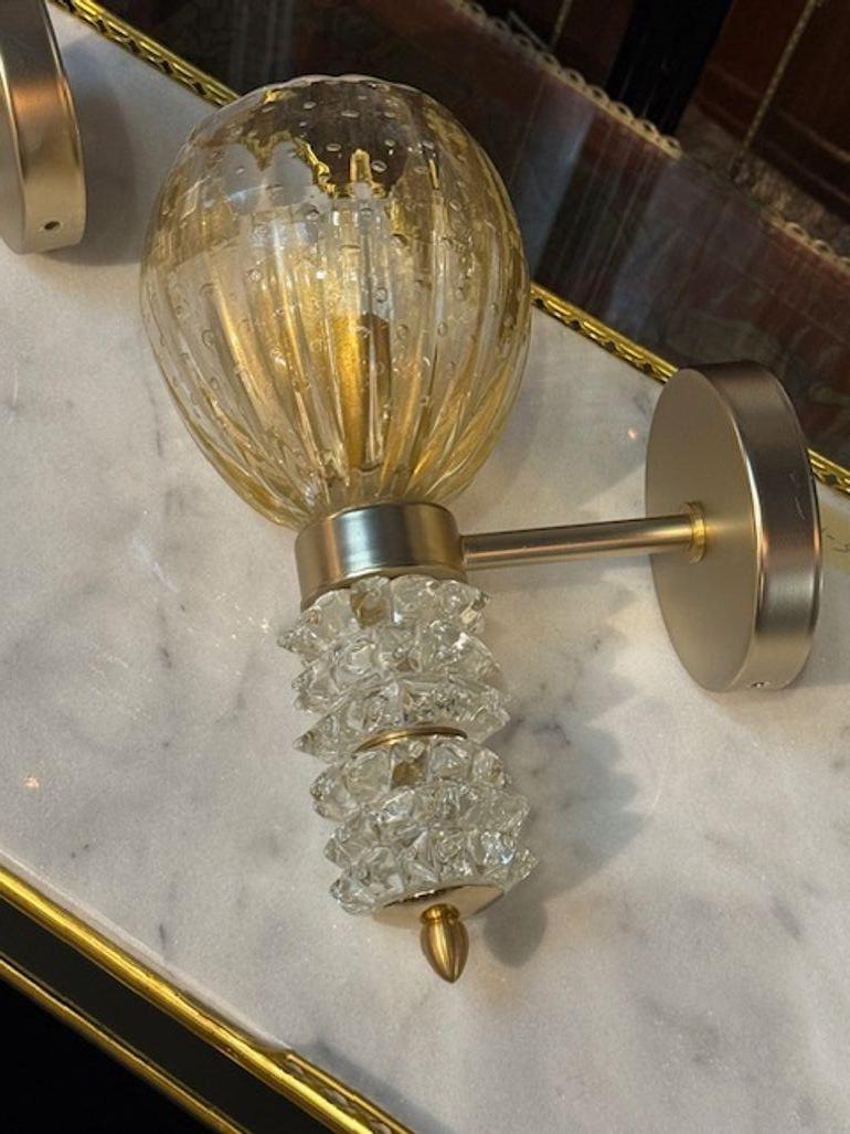 Preciosa pareja de apliques modernos en forma de copa de cristal de Rostrada sobre una hermosa base de latón. ¡Es una declaración elegante!
12h x 8d x 5,5w