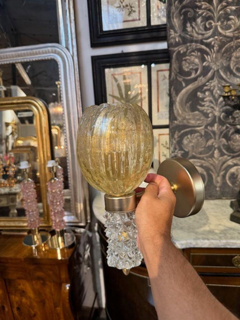 Pareja de apliques modernos en forma de copa de cristal rostrado Latón en venta