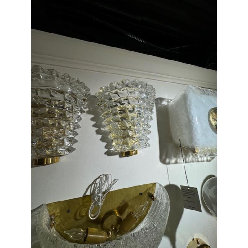 Preciosa pareja de apliques modernos Rostrada de cristal de Murano y latón. ¡Crea un aspecto elegante! Nota: Hay tres pares disponibles.
9h x 9w x 5d