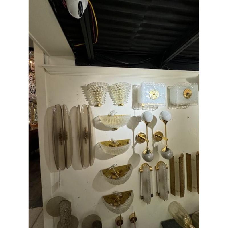 Pareja de apliques modernos Rostrada de cristal de Murano y latón Italiano en venta