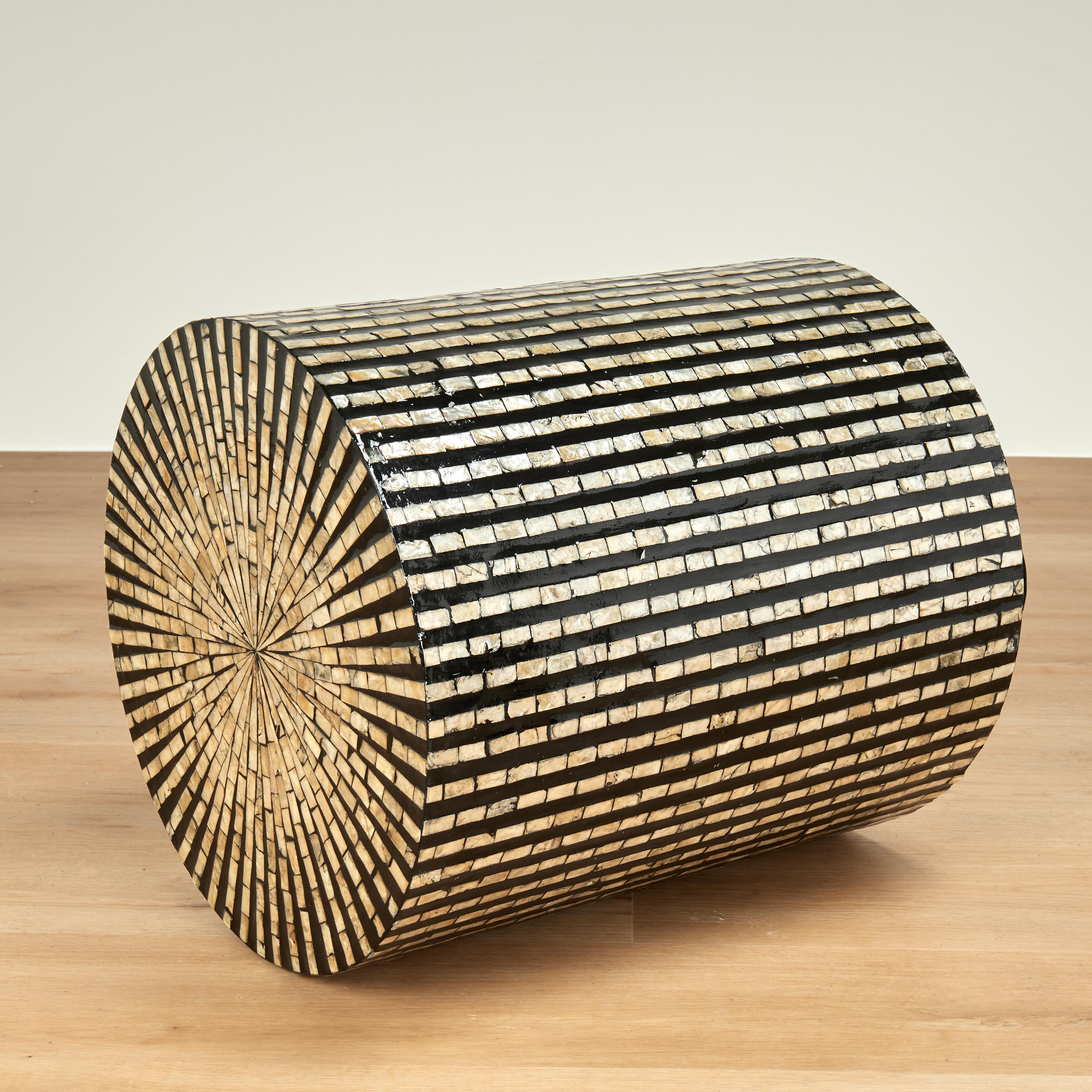 Ein Paar moderne runde Ständer mit Perlmutt im Angebot 3