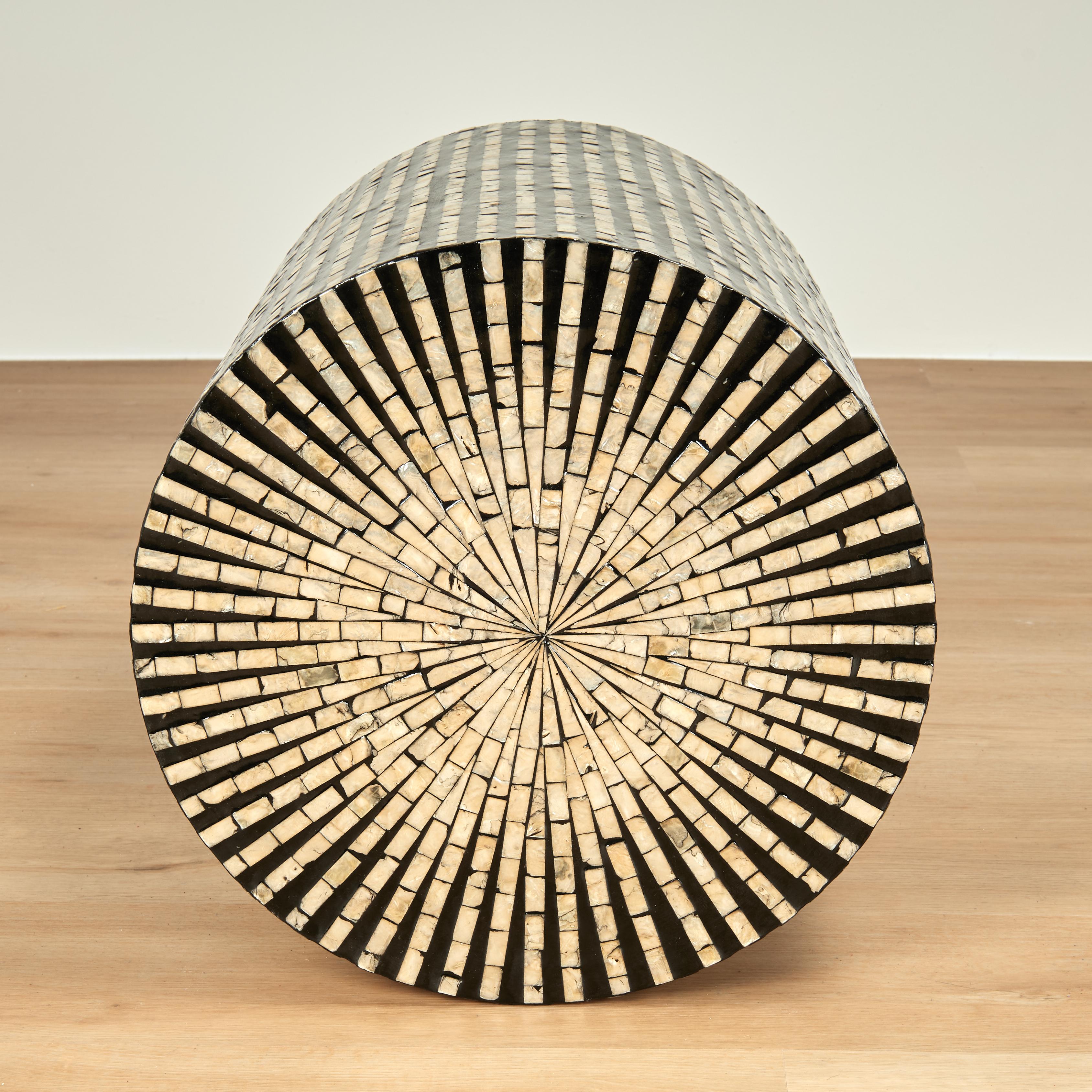 Ein Paar moderne runde Ständer mit Perlmutt im Angebot 4