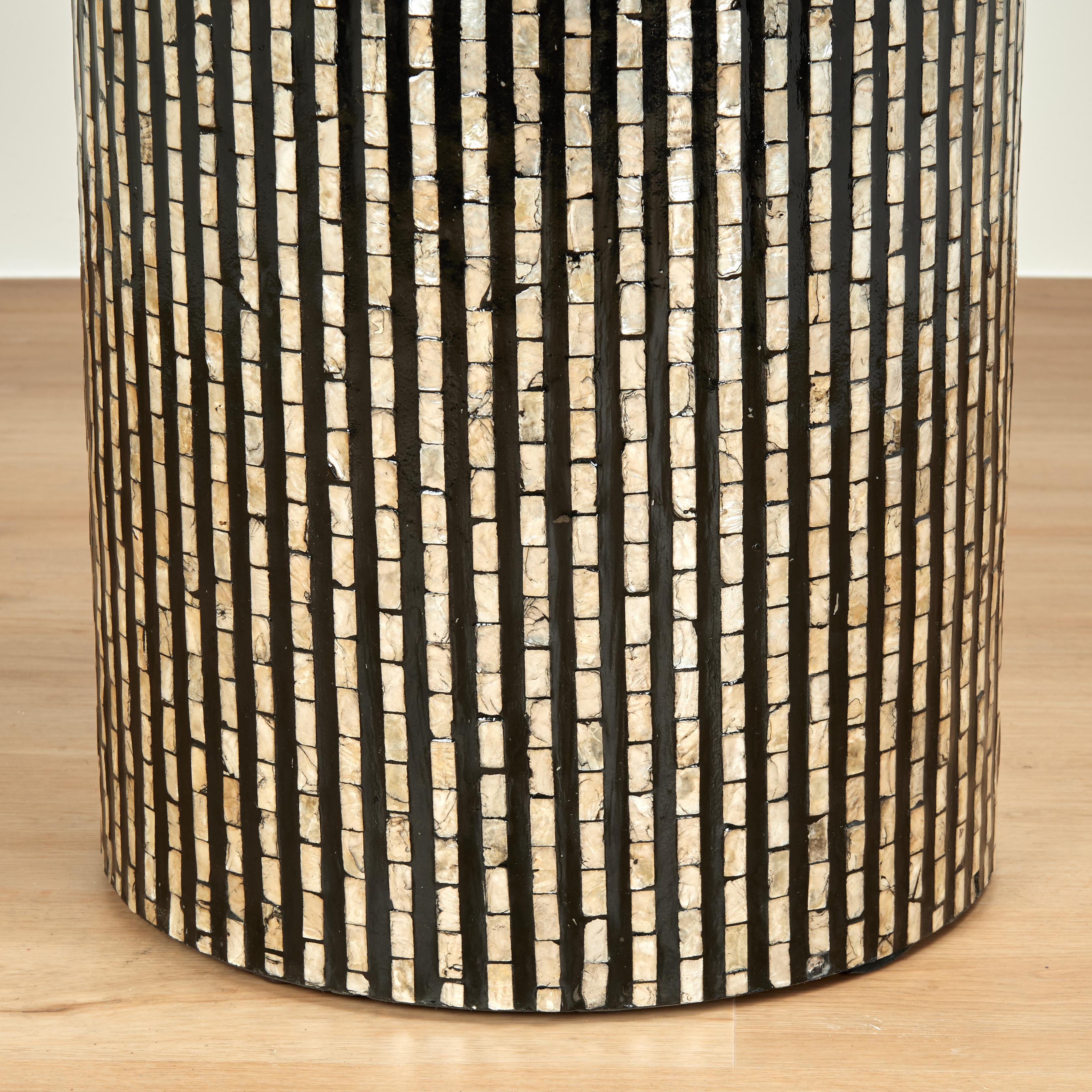 Ein Paar moderne runde Ständer mit Perlmutt im Angebot 6