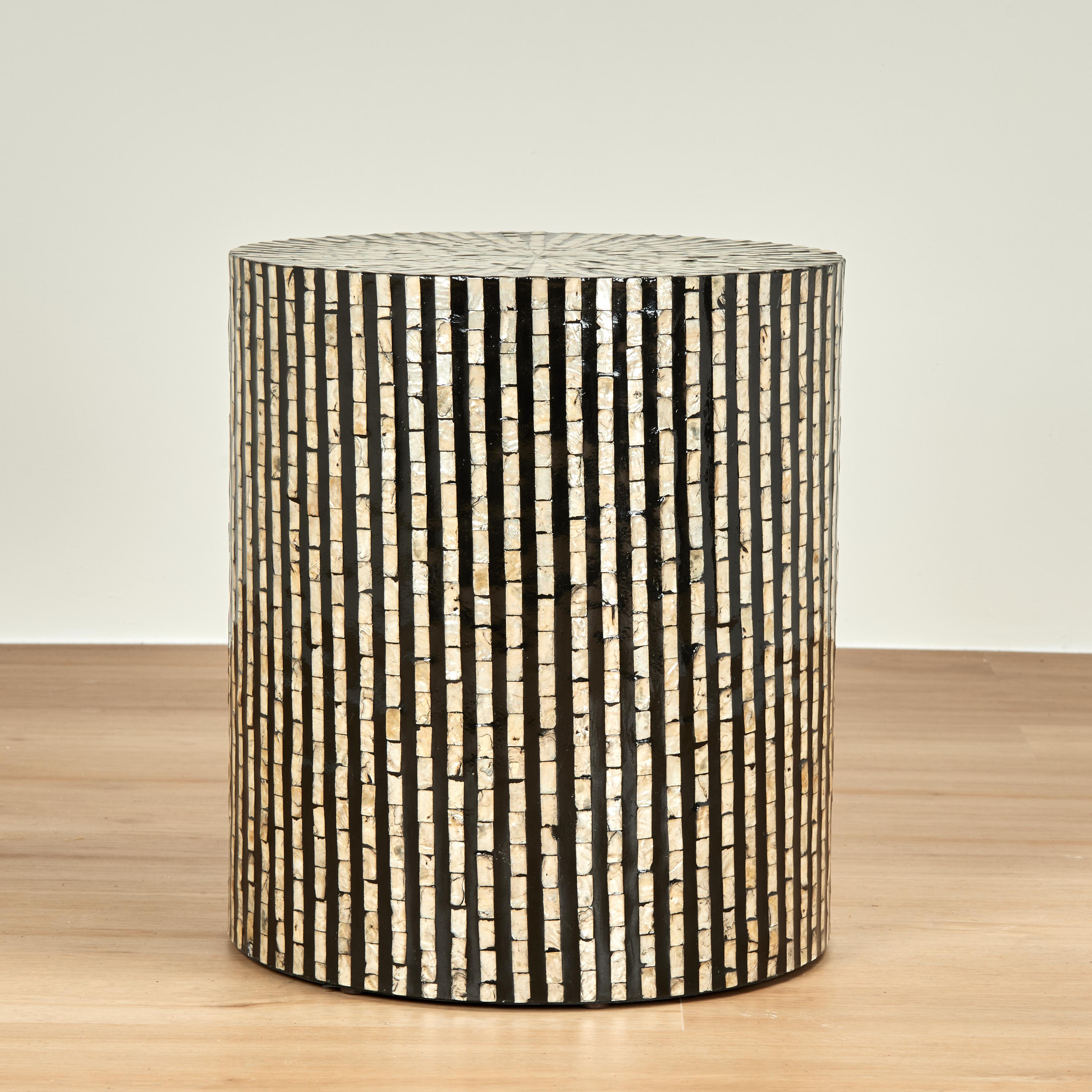 Auffällige Ständer im modernen Stil der Jahrhundertmitte in Form eines Kanisters, verziert mit Perlmutt in einem Op-Art-Design. Auf der Unterseite signiert Jofran 2020.