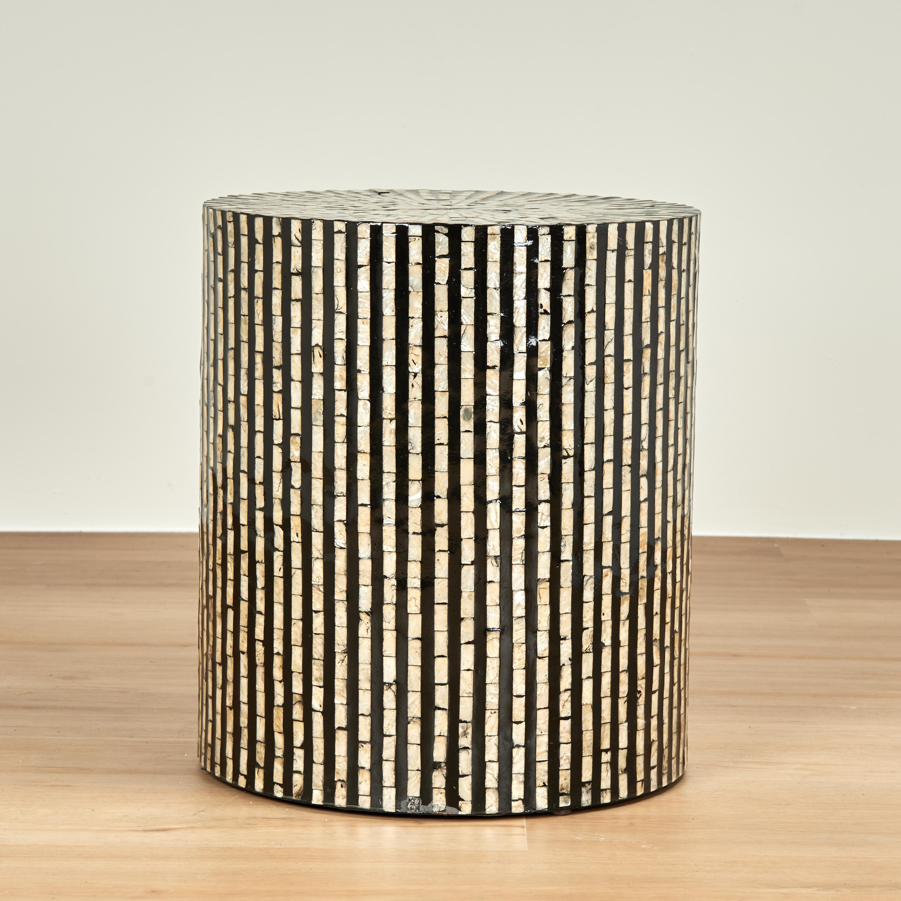 Ein Paar moderne runde Ständer mit Perlmutt (Moderne der Mitte des Jahrhunderts) im Angebot