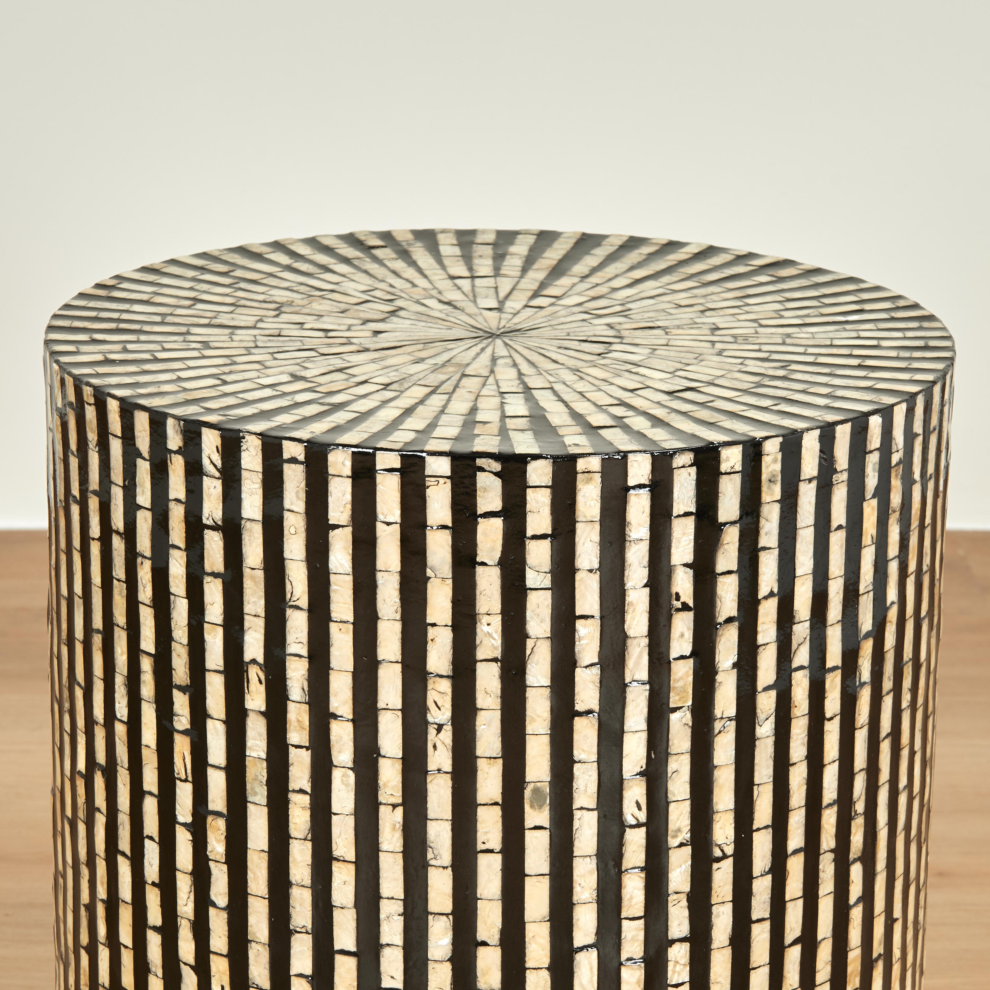 Ein Paar moderne runde Ständer mit Perlmutt (Vietnamesisch) im Angebot