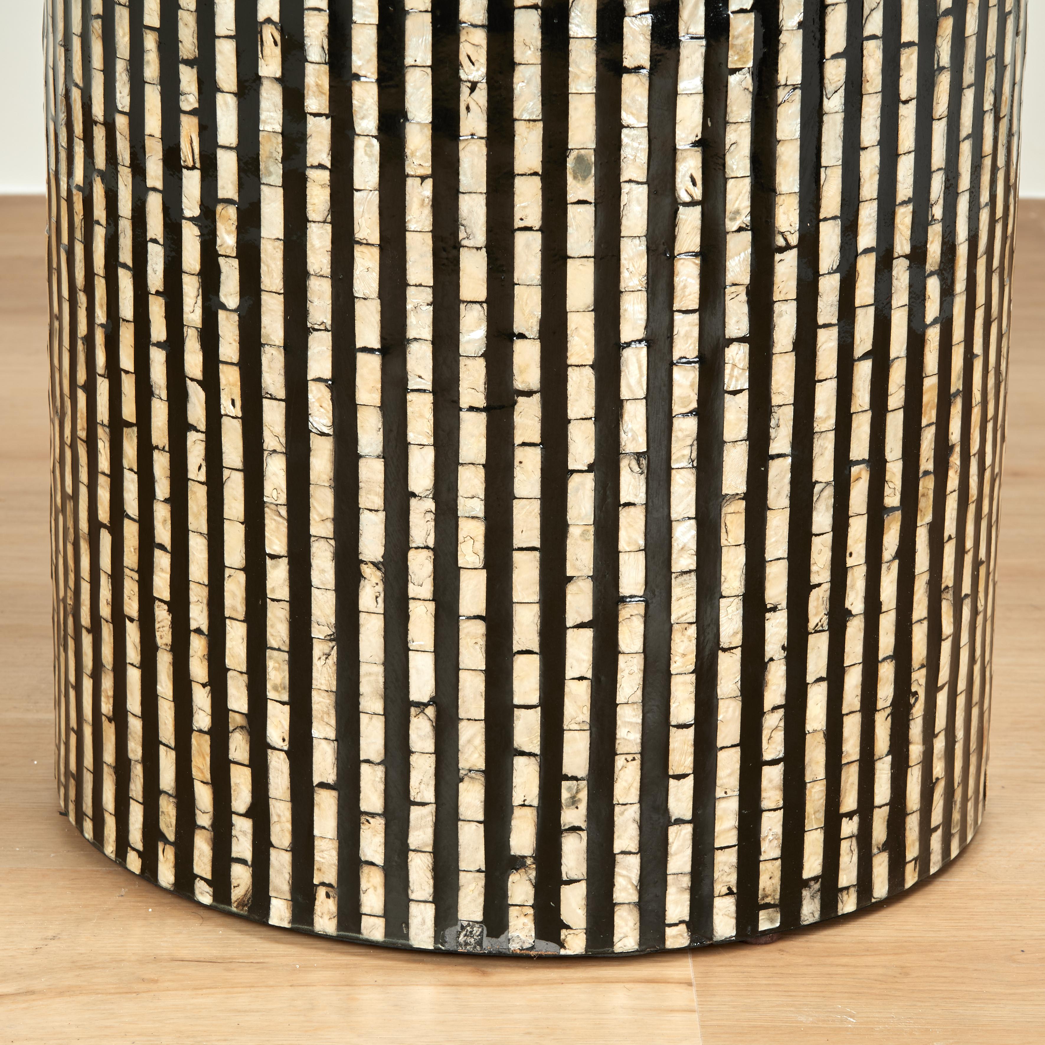 Ein Paar moderne runde Ständer mit Perlmutt (Handgefertigt) im Angebot