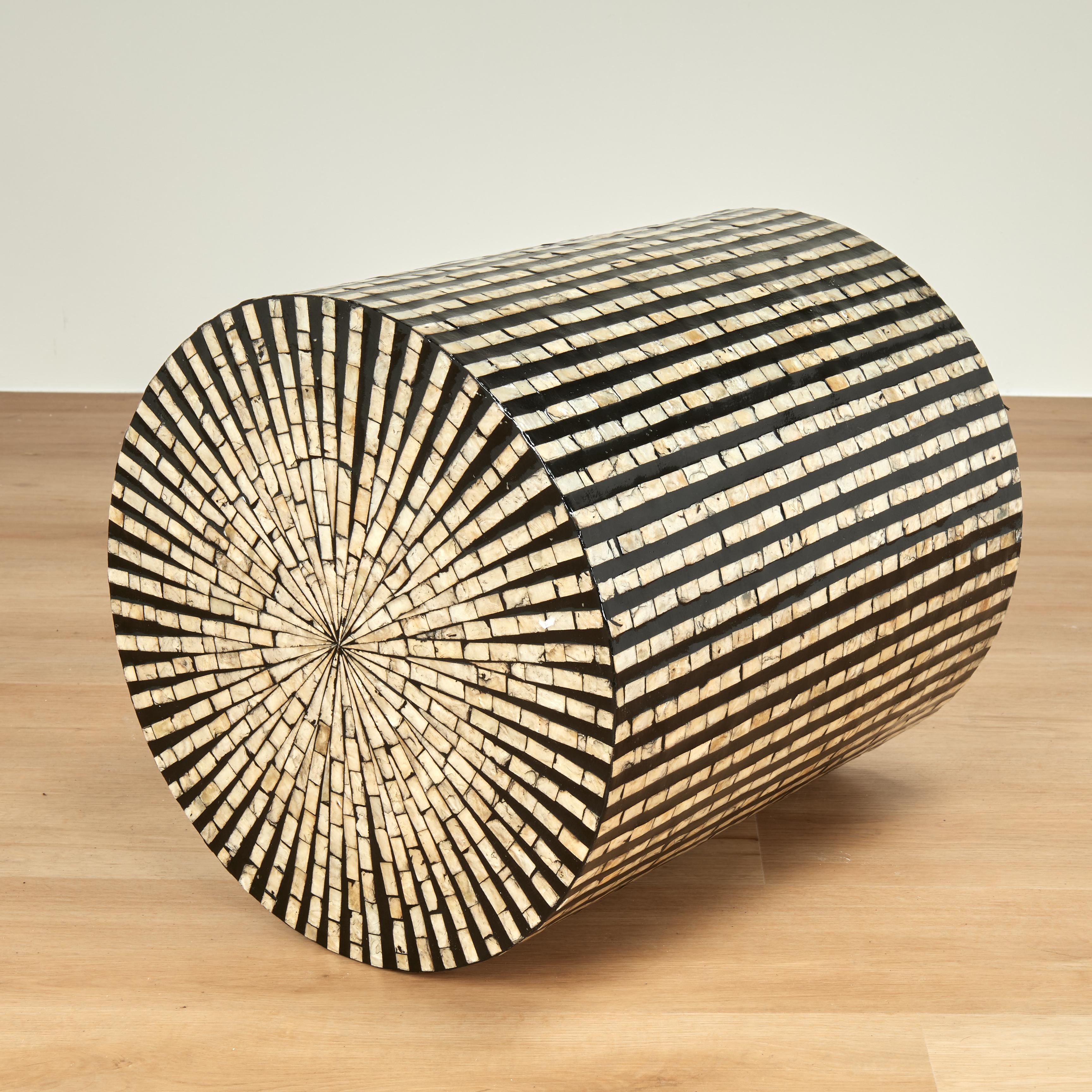 Ein Paar moderne runde Ständer mit Perlmutt im Zustand „Gut“ im Angebot in Palm Beach, FL