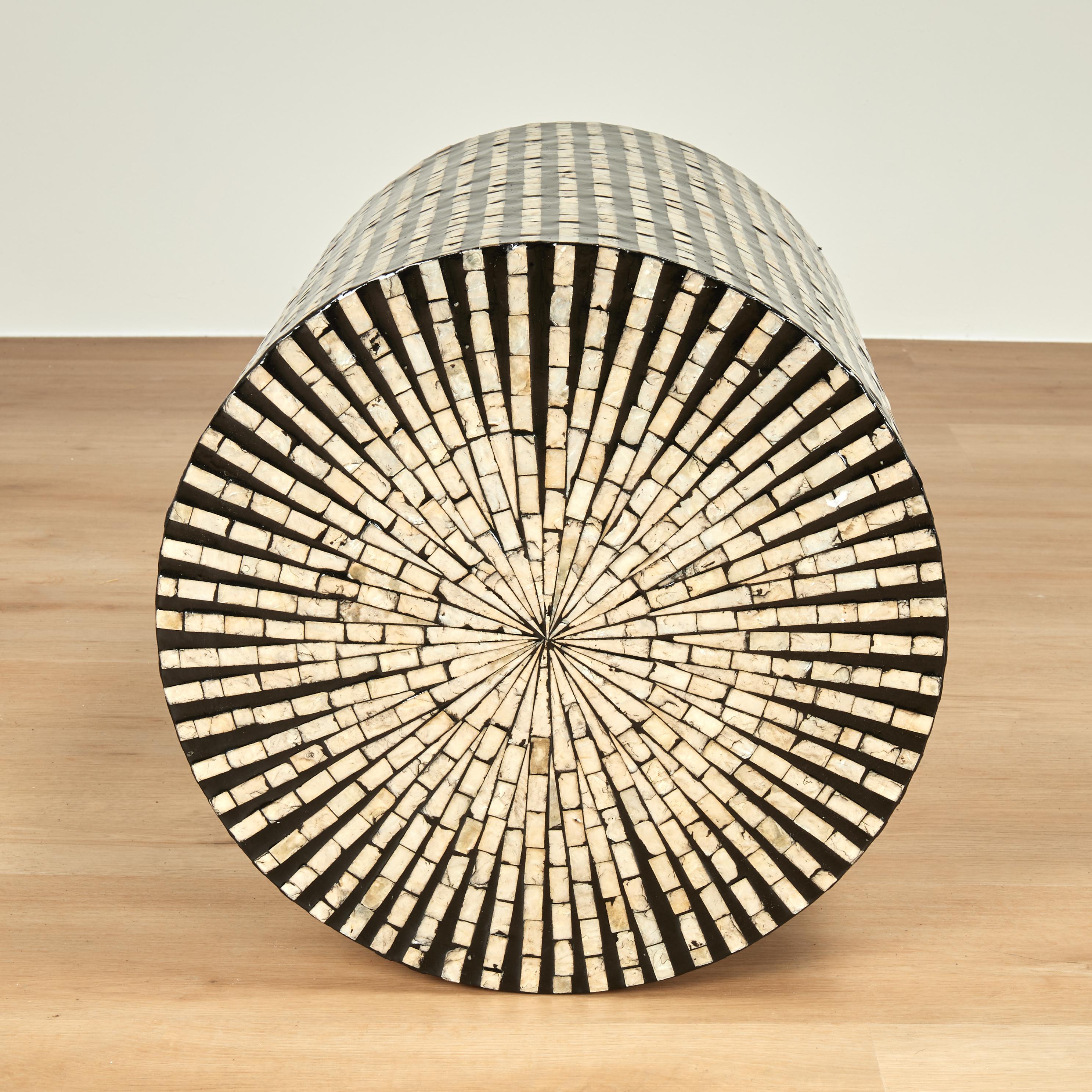 Ein Paar moderne runde Ständer mit Perlmutt (21. Jahrhundert und zeitgenössisch) im Angebot