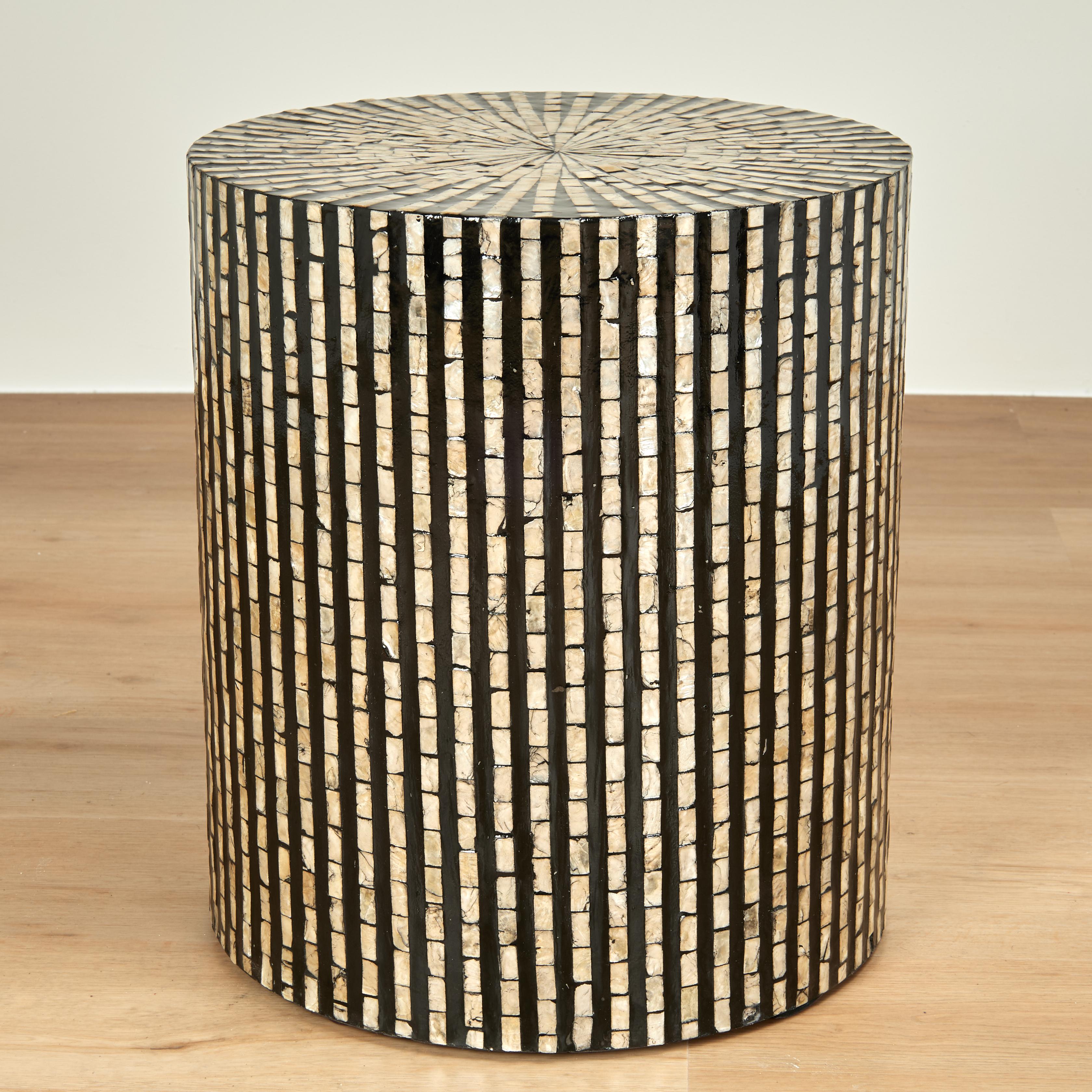 Ein Paar moderne runde Ständer mit Perlmutt im Angebot 2