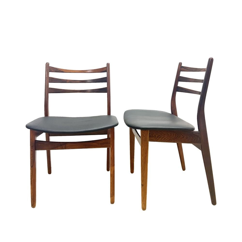 Paire de chaises danoises du modernisme scandinave. Un classique du design moderne et de l'exécution soignée. Leur structure en jacaranda présente de magnifiques veines contrastées, le padding de l'assise ainsi que le cuir ont été changés et sont