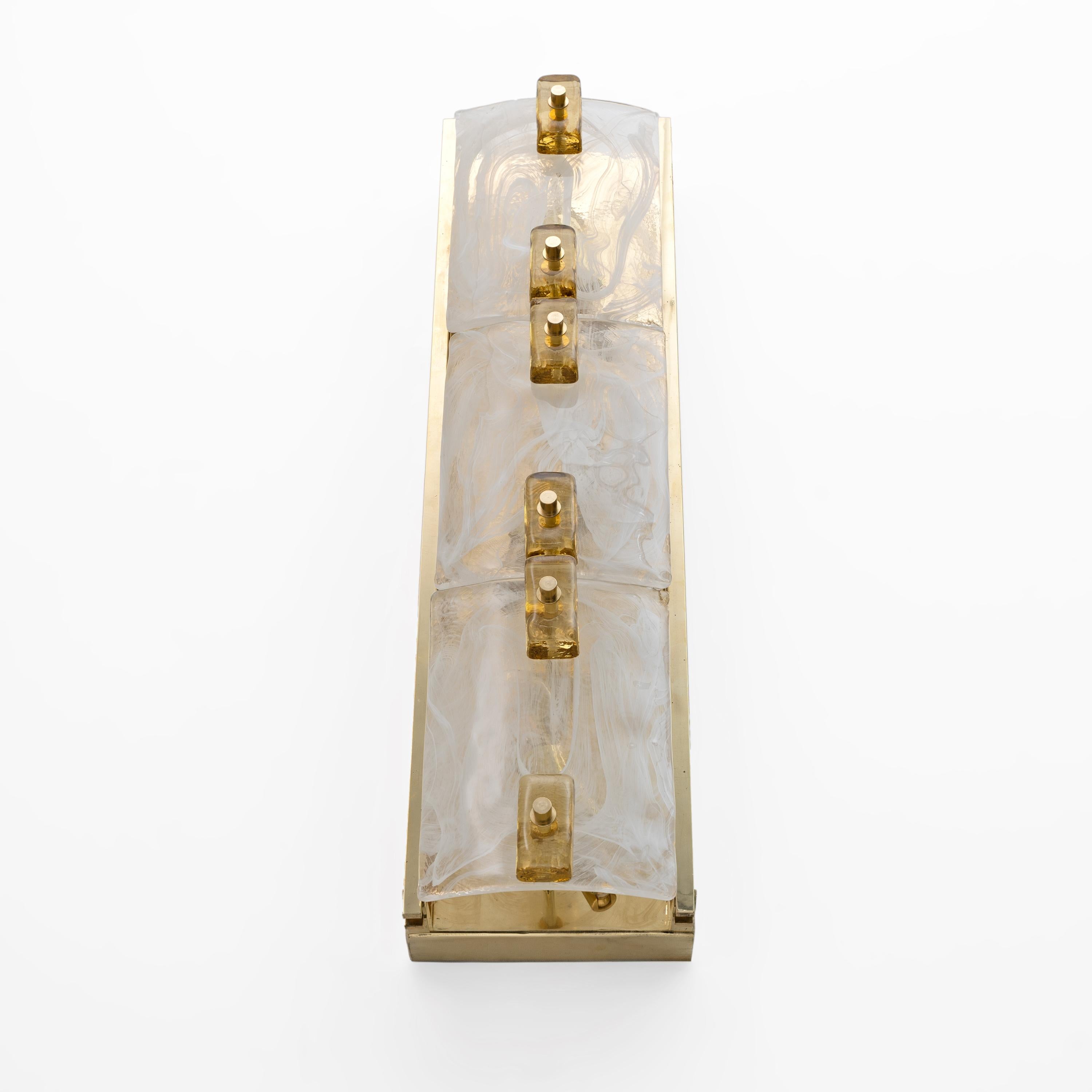 Pareja de apliques modernos de latón y cristal de Murano blanco leche y ámbar en Bueno estado para la venta en Puglia, Puglia