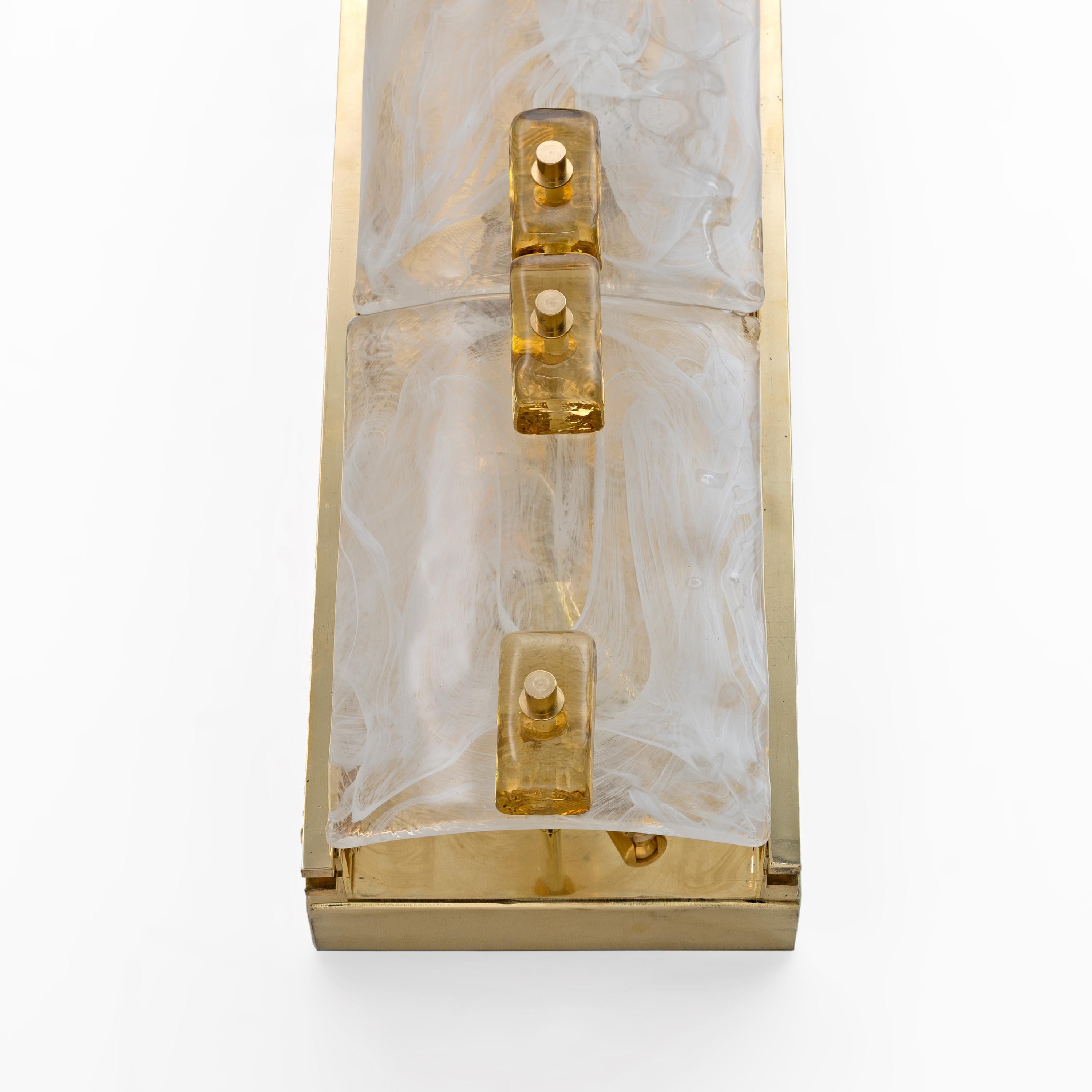 Pareja de apliques modernos de latón y cristal de Murano blanco leche y ámbar Contemporáneo en venta