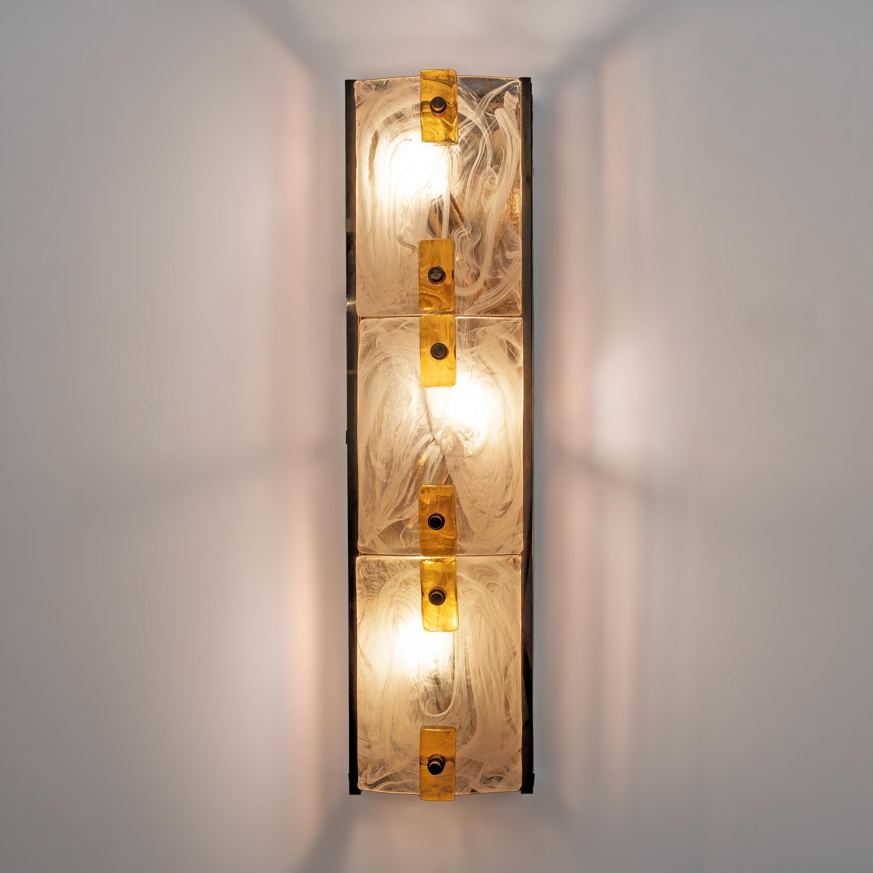 Pareja de apliques modernos de latón y cristal de Murano blanco leche y ámbar Latón en venta