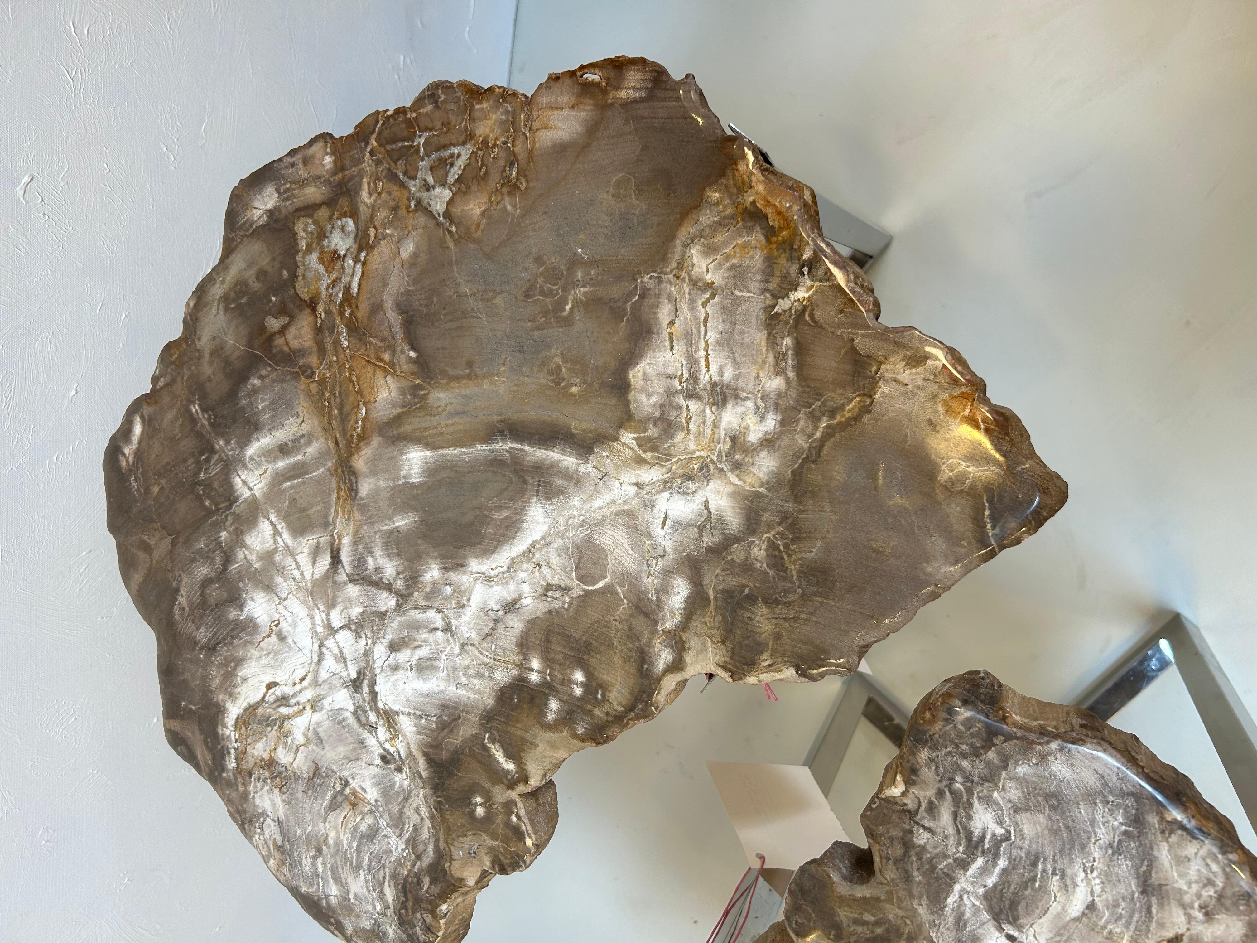 Pareja de mesas auxiliares modernas con tableros de madera petrificada y bases cromadas a medida en venta 2