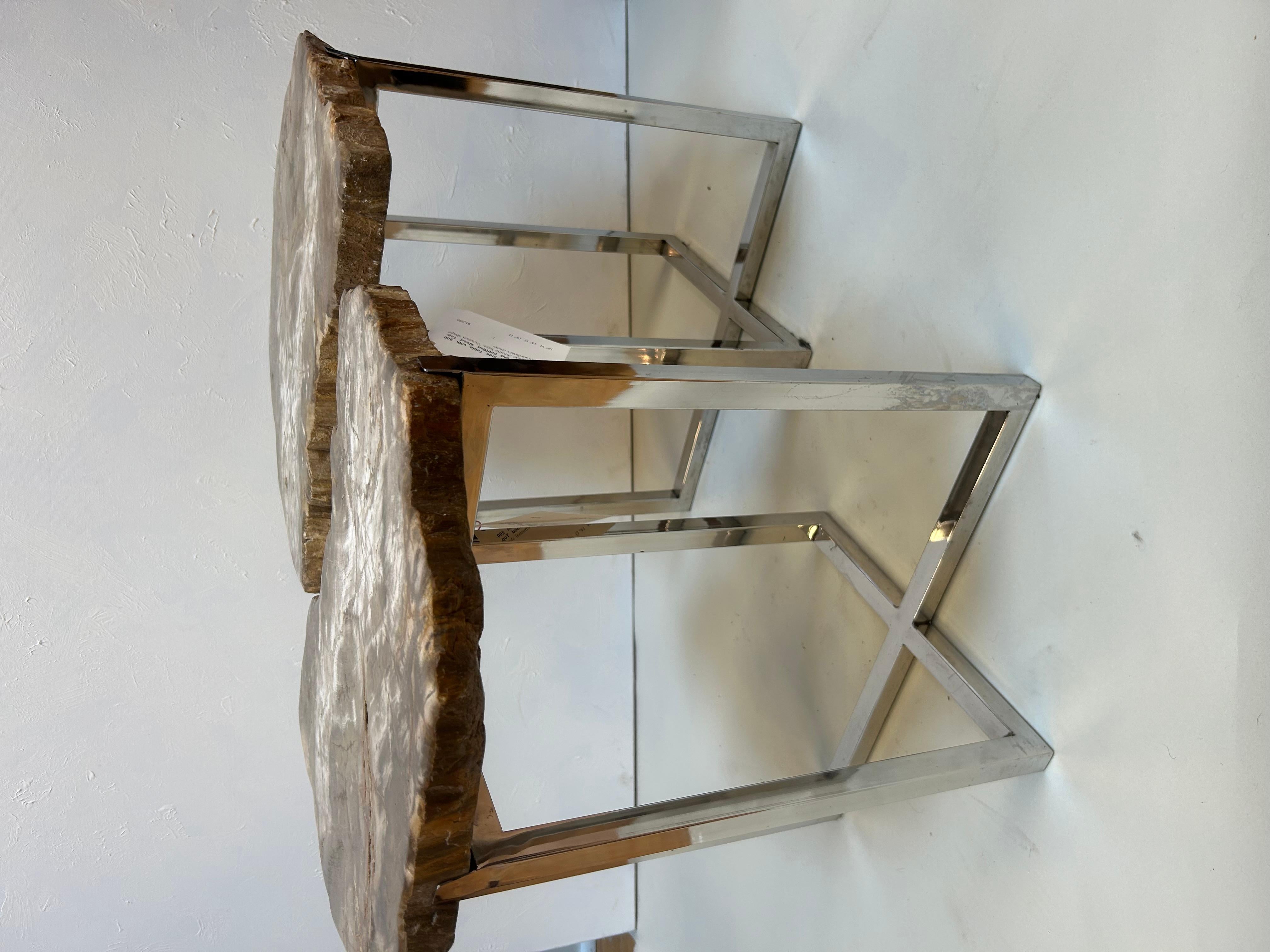 Pareja de mesas auxiliares modernas con tableros de madera petrificada y bases cromadas a medida en venta 3