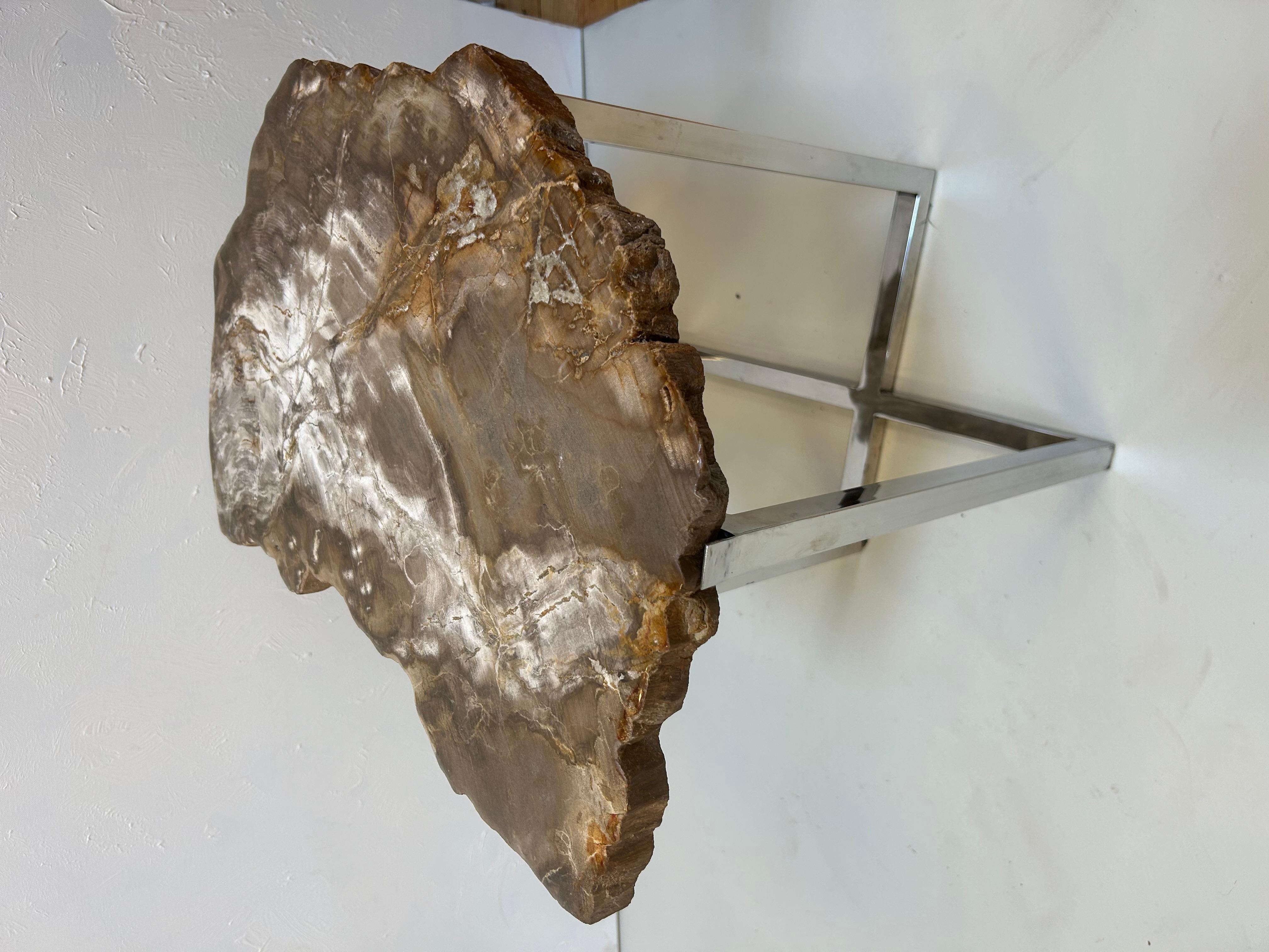 Pareja de mesas auxiliares modernas con tableros de madera petrificada y bases cromadas a medida en venta 4