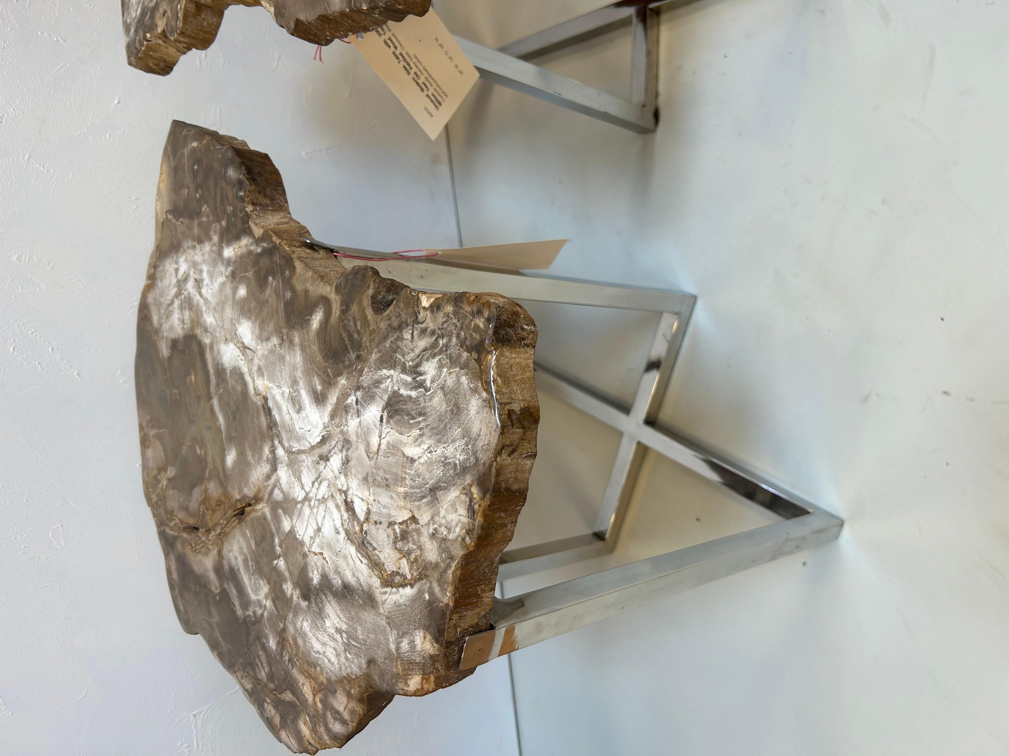 Pareja de mesas auxiliares modernas con tableros de madera petrificada y bases cromadas a medida en venta 5