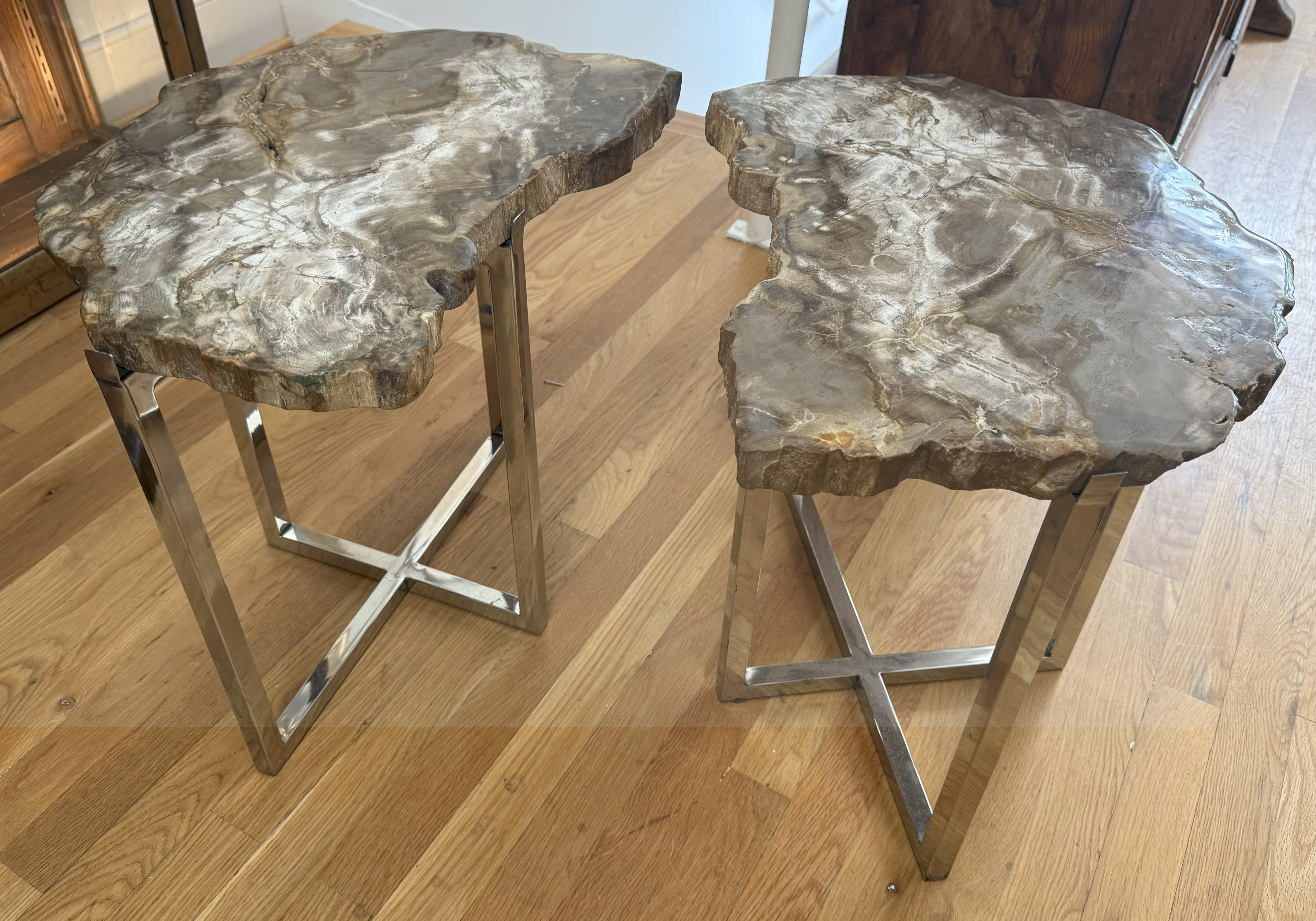 Pareja de mesas auxiliares modernas con tableros de madera petrificada y bases cromadas a medida Moderno orgánico en venta