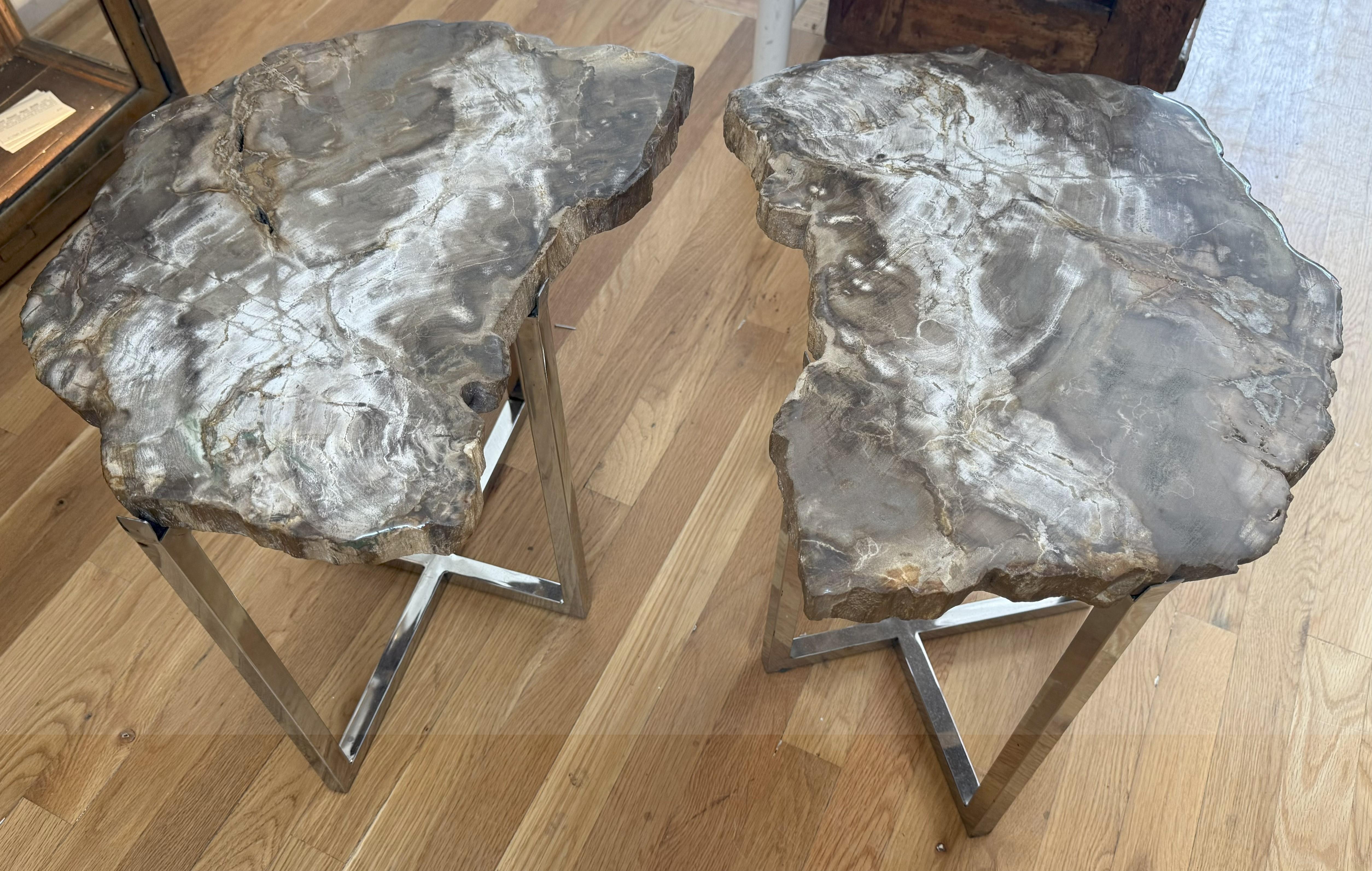 Pareja de mesas auxiliares modernas con tableros de madera petrificada y bases cromadas a medida Desconocido en venta